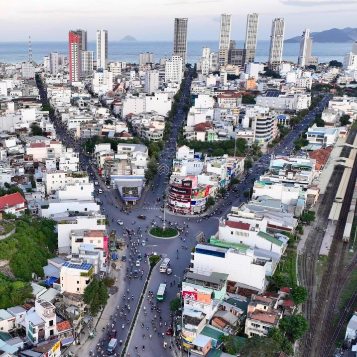 Bán nhà mặt tiền Thống Nhất ngay vòng xoay mã vòng - Nha Trang