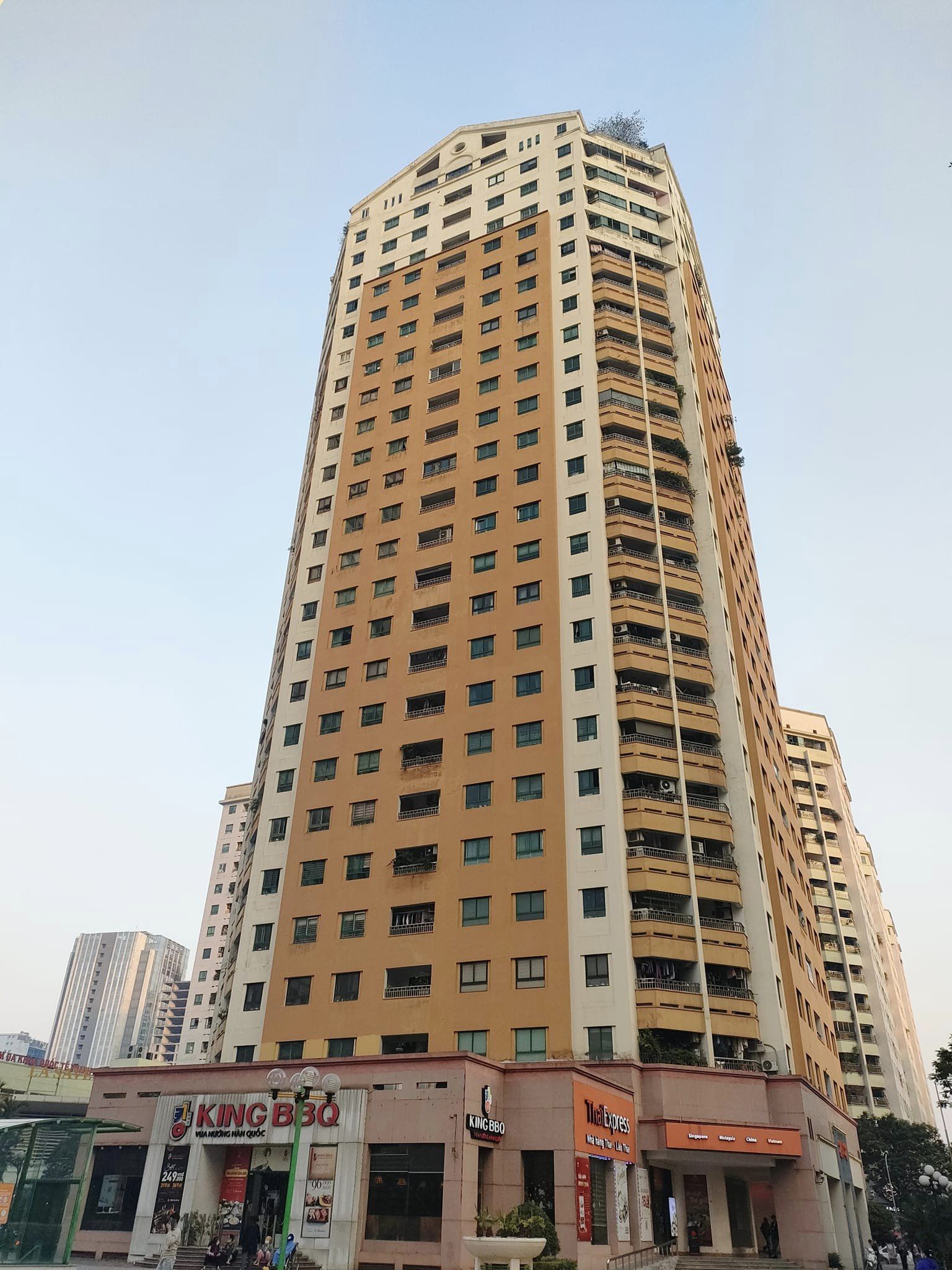 Cần bán gấp căn hộ Vip nhất khu Cầu Giấy 160m2, 3 ngủ đẹp lung linh, ở ngay đón Tết