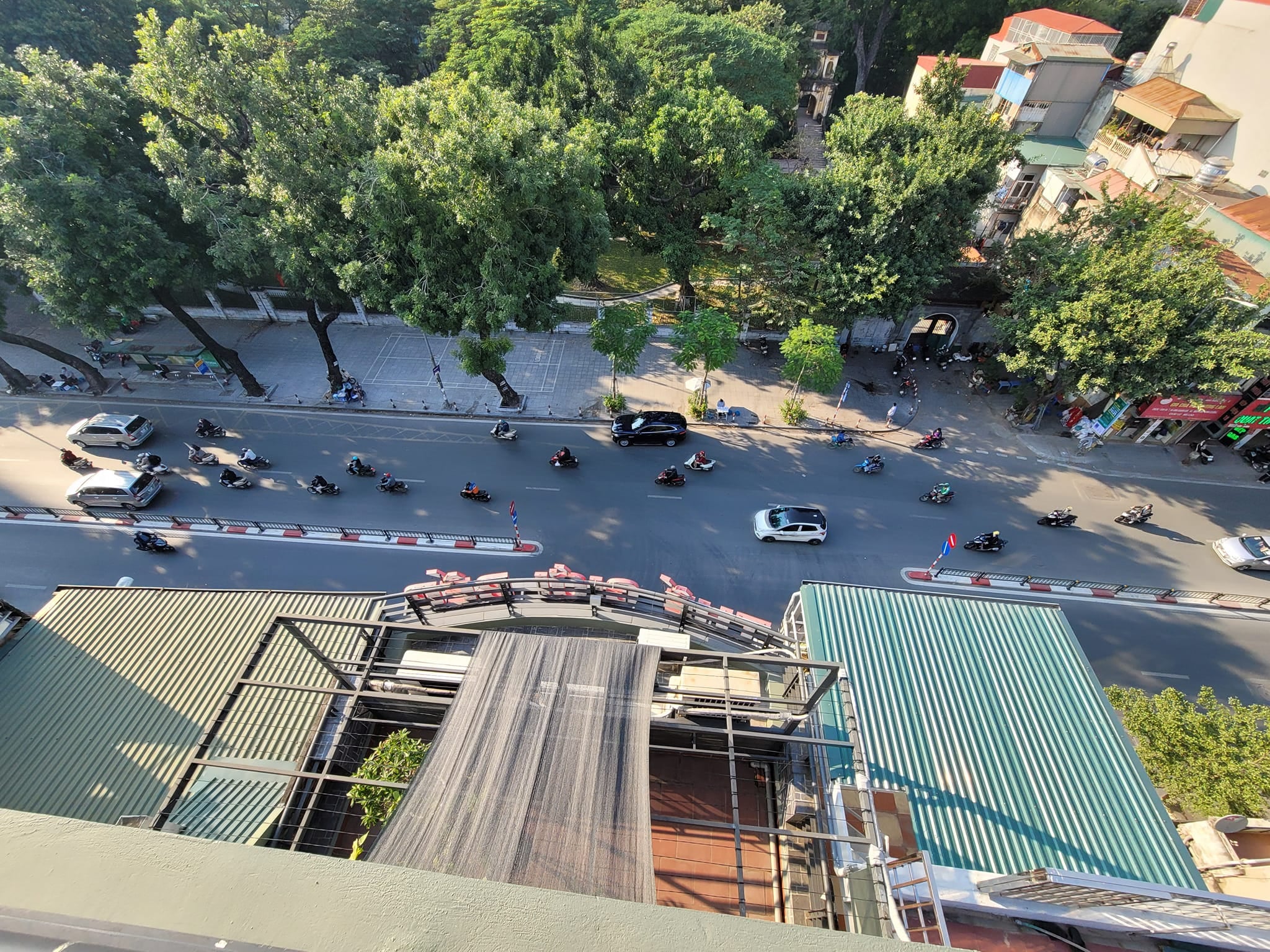 Cho thuê nhà Tây Sơn, Đống Đa - Mặt phố - Kinh doanh - Lô góc, 80m2 x 5T, Mt 15m