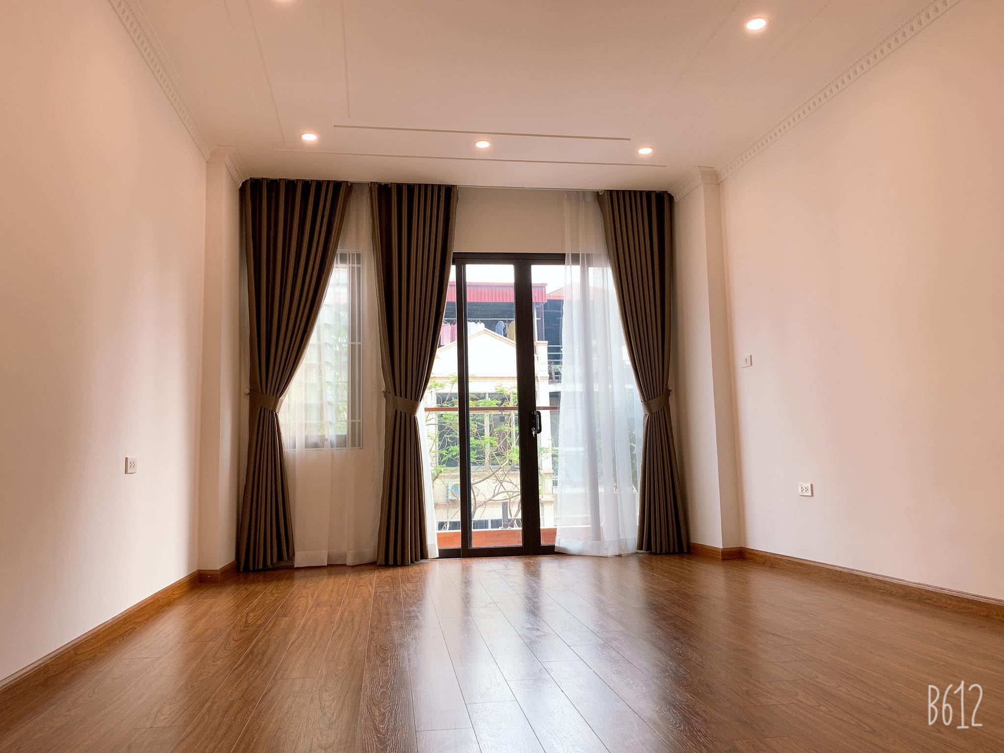 Hot Hot, nhà mặt phố Văn Cao, Ba Đình, vị trí kinh doanh đỉnh, giá cực rẻ, hiếm có.