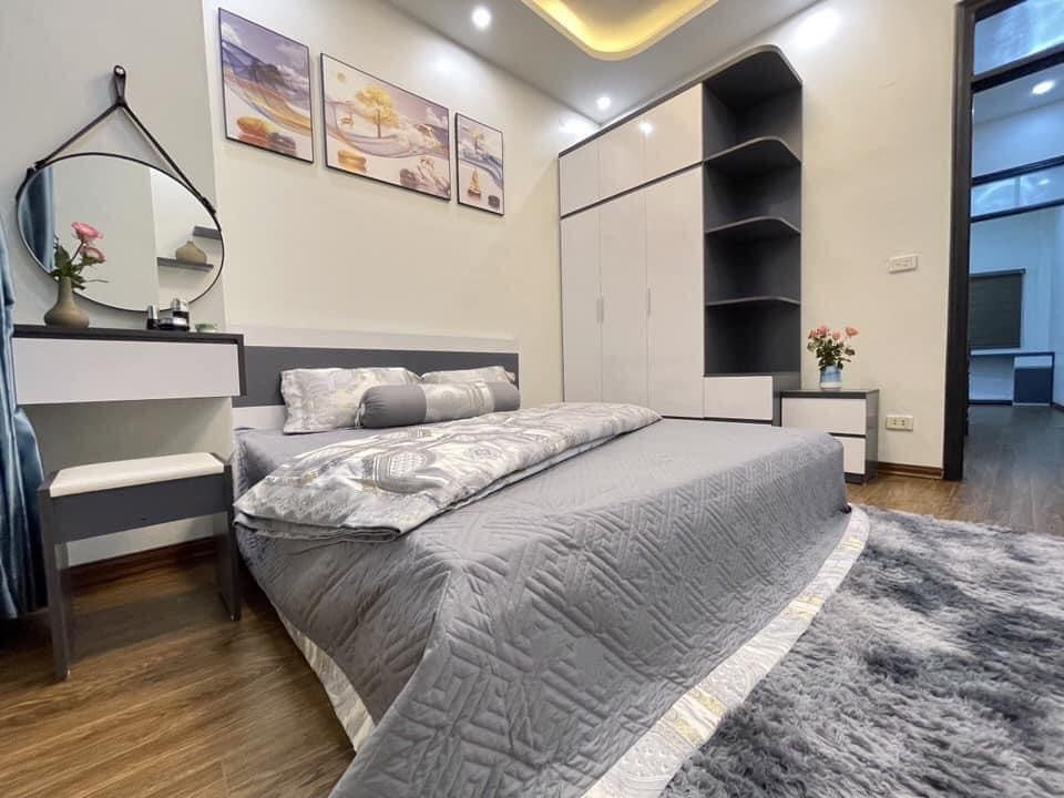 Bán Nhà gấp Nguyễn Khang ngõ to ba gác chạy, oto đỗ gần cửa,tiện ích ngập tràn