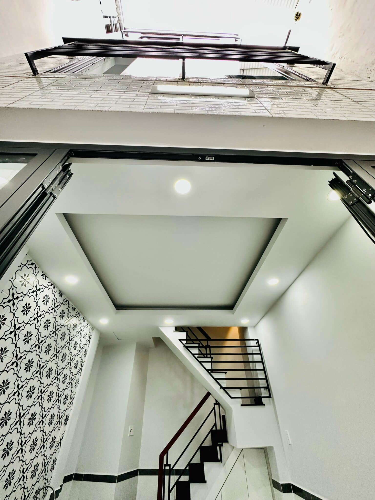 HIẾM - NGÃ TƯ HÀNG XANH - GẦN MẶT TIỀN - 4 TẦNG BTCT MỚI Ở NGAY - CHỈ 2 TỶ 7x