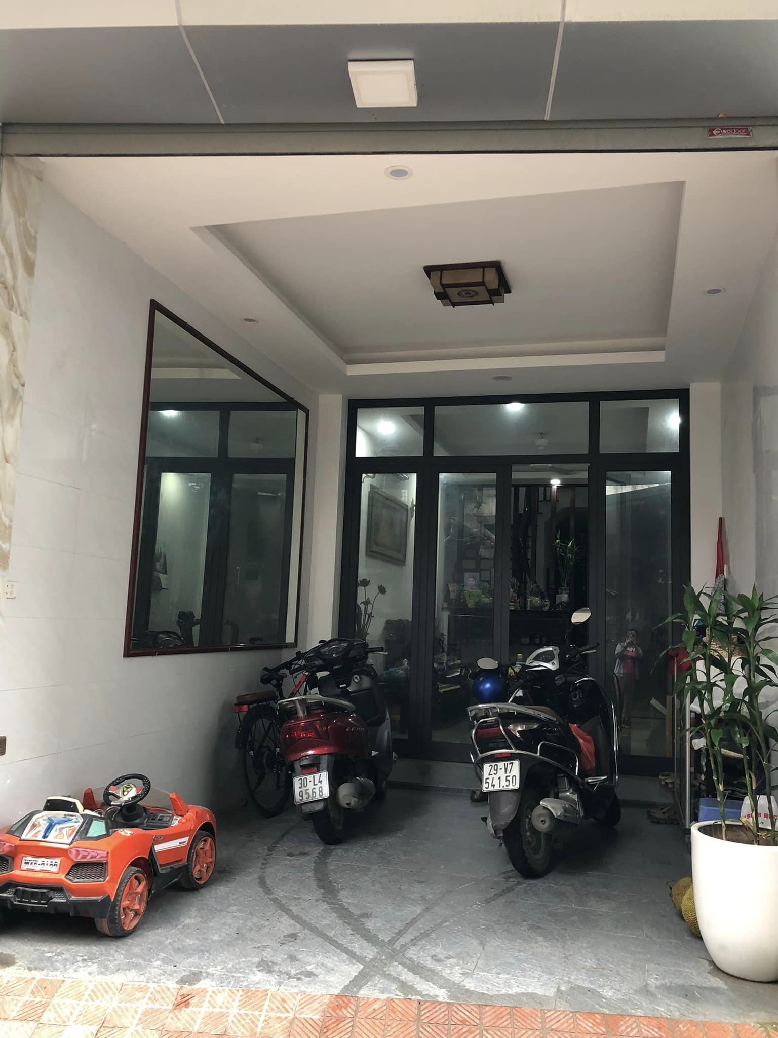 Nhà Bồ Đề đẹp ở ngay- ngõ ô tô- kinh doanh- ngõ thông thoáng