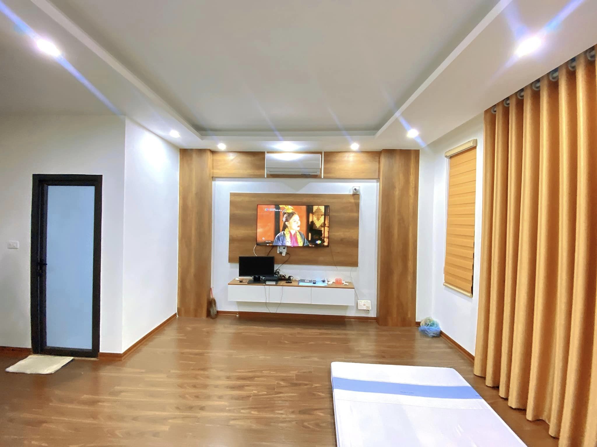 CHÍNH CHỦ NHỜ BÁN NHÀ CẦU GIẤY - LÔ GÓC 3 THOÁNG - Ô TÔ ĐẬU CỔNG