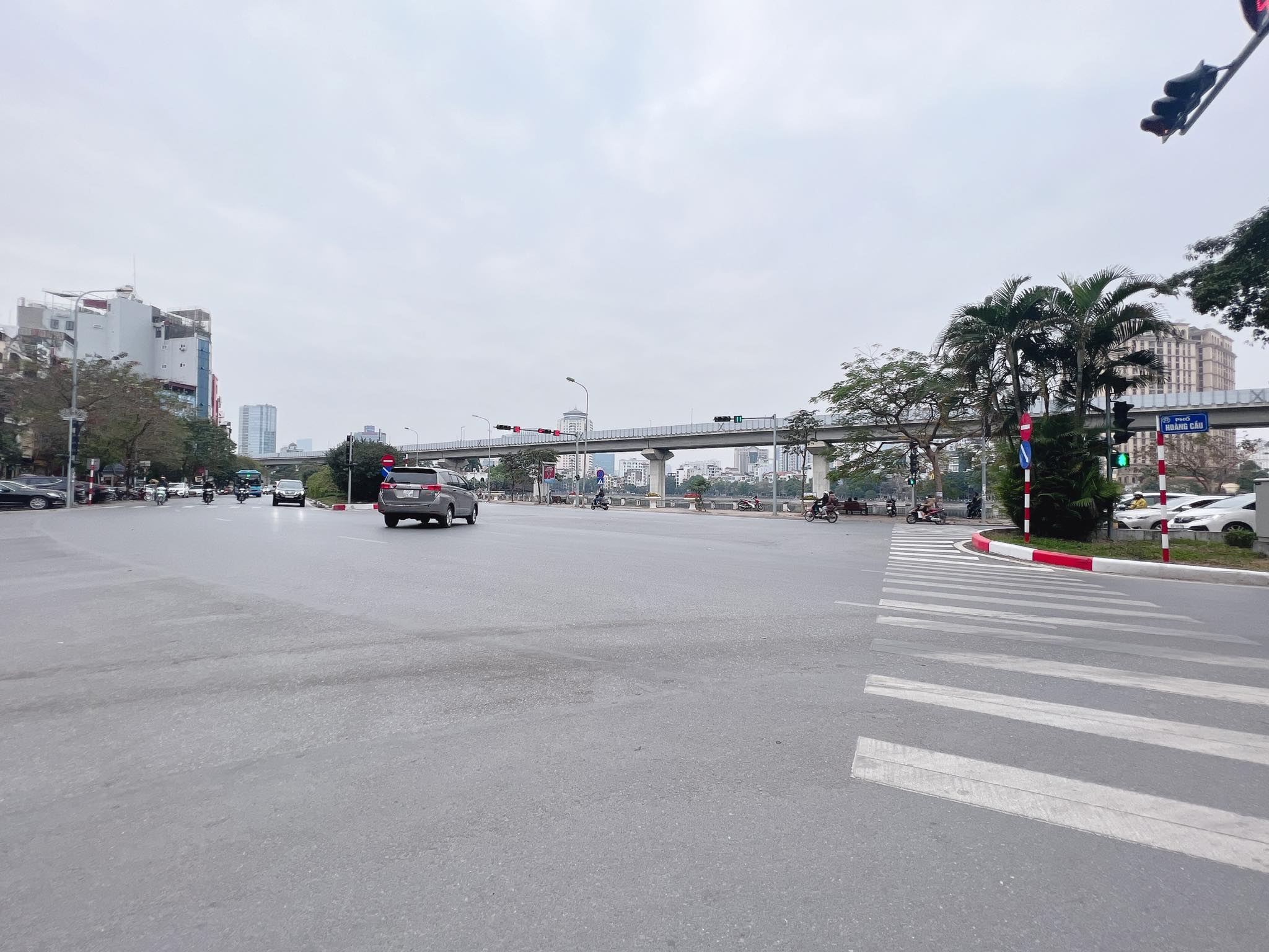 Cần bán mặt phố đẹp nhất quận Cầu Giấy - 370m2 - MT 25m - Giá thương lượng.