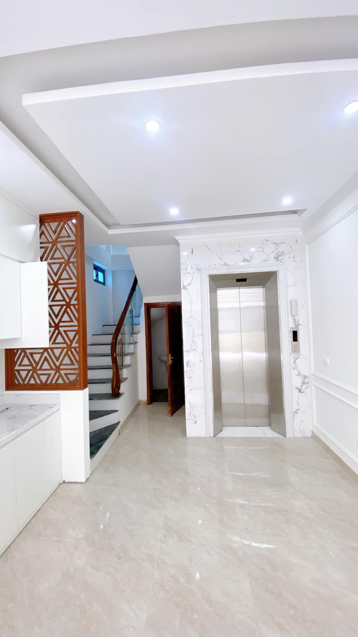 BÁN NHÀ LẠC LONG QUÂN,TÂY HỒ-9 TỶ-50M2 5T MT 4.3M-GARA Ô TÔ , THANG MÁY,100M RA HỒ TÂY