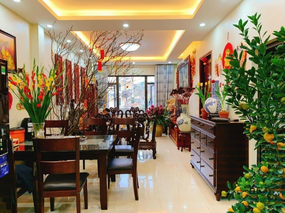 Nhà mặt phố quận Long Biên, giá nhỉnh 300 tr/m2, mặt tiền 6.6m vỉa hè rộng.