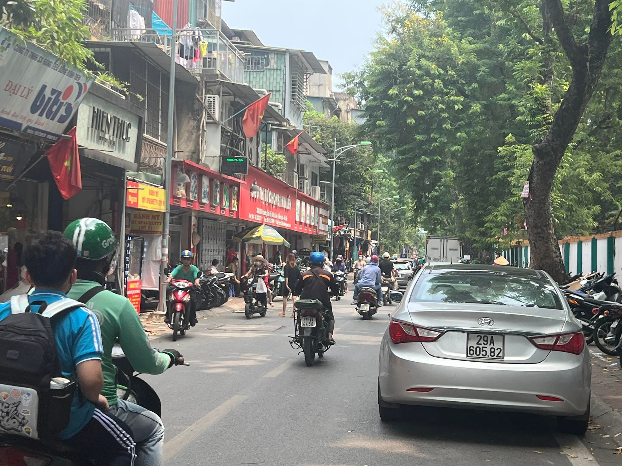 Cần bán mặt phố Quan Hoa 620m2 - MT 22m - 8T, 2 hầm - Giá thương lượng