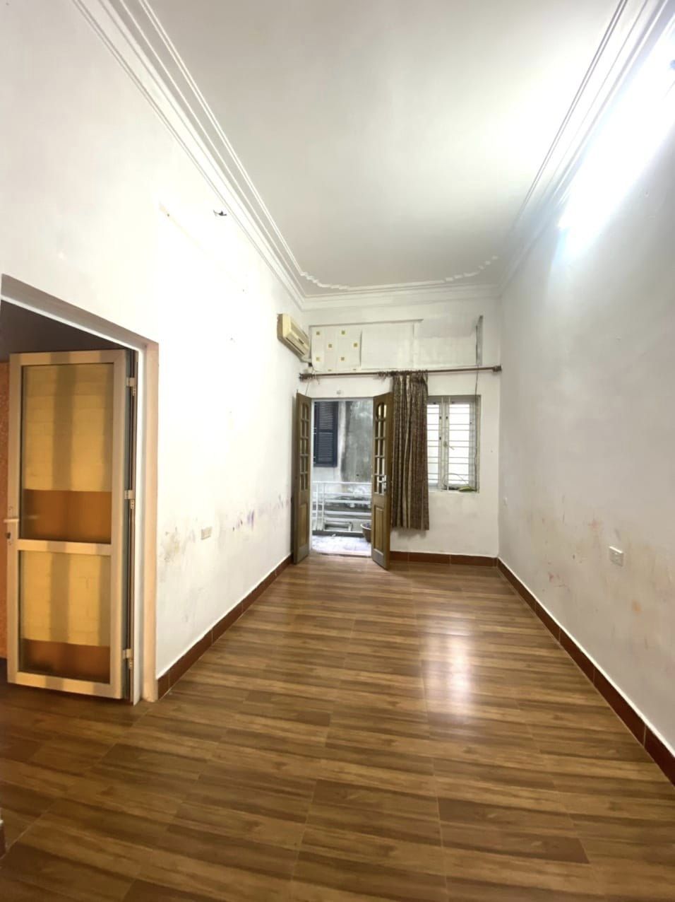 Nhà nở hậu ngõ - Thọ Lão ( Q.Hai Bà Trưng ). DT 73 m2. 4 T. MT 6 m. SĐCC. Giá 4, 65 Tỷ.