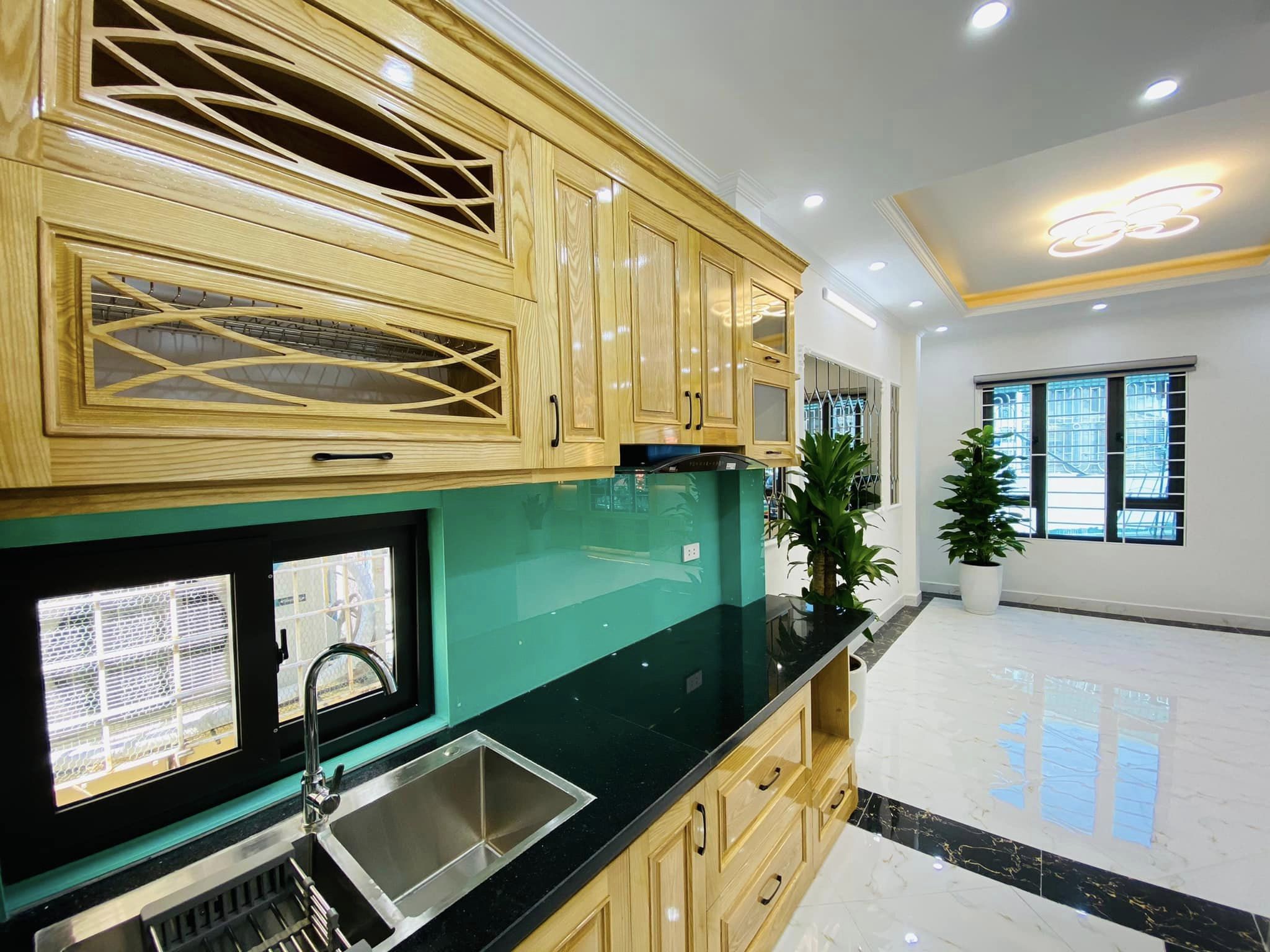 BÁN GẤP...Nhà Dịch Vọng, dt khủng, gần phố, chắc chắn, ngõ nông, dt 67m, 4,4 tỷ