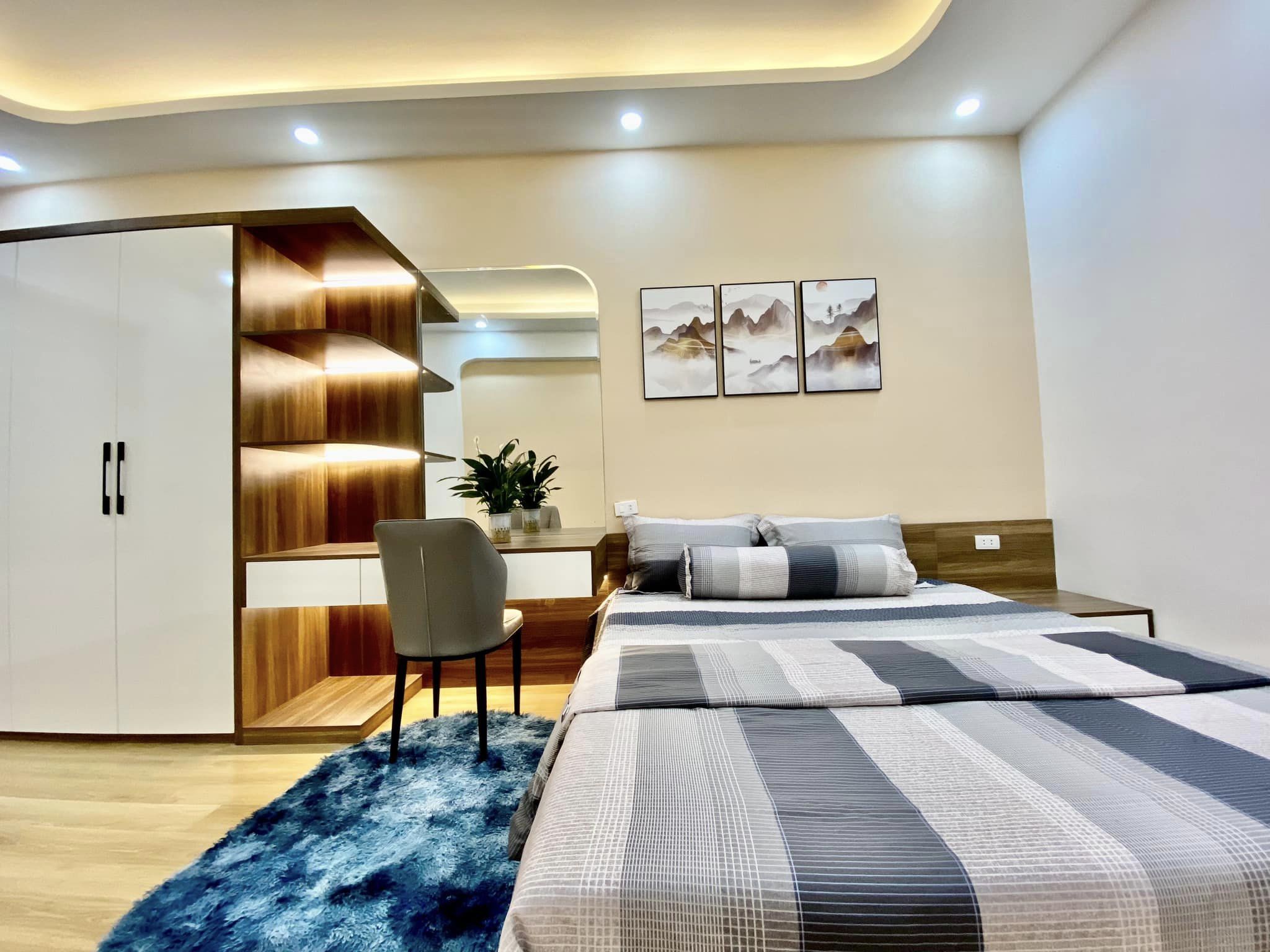 Bán nhà Phân lô Chùa Láng, cạnh ĐH Ngoại Thương,KD Cho thuê,Online, 40m2x6T,Otô cạnh 5m