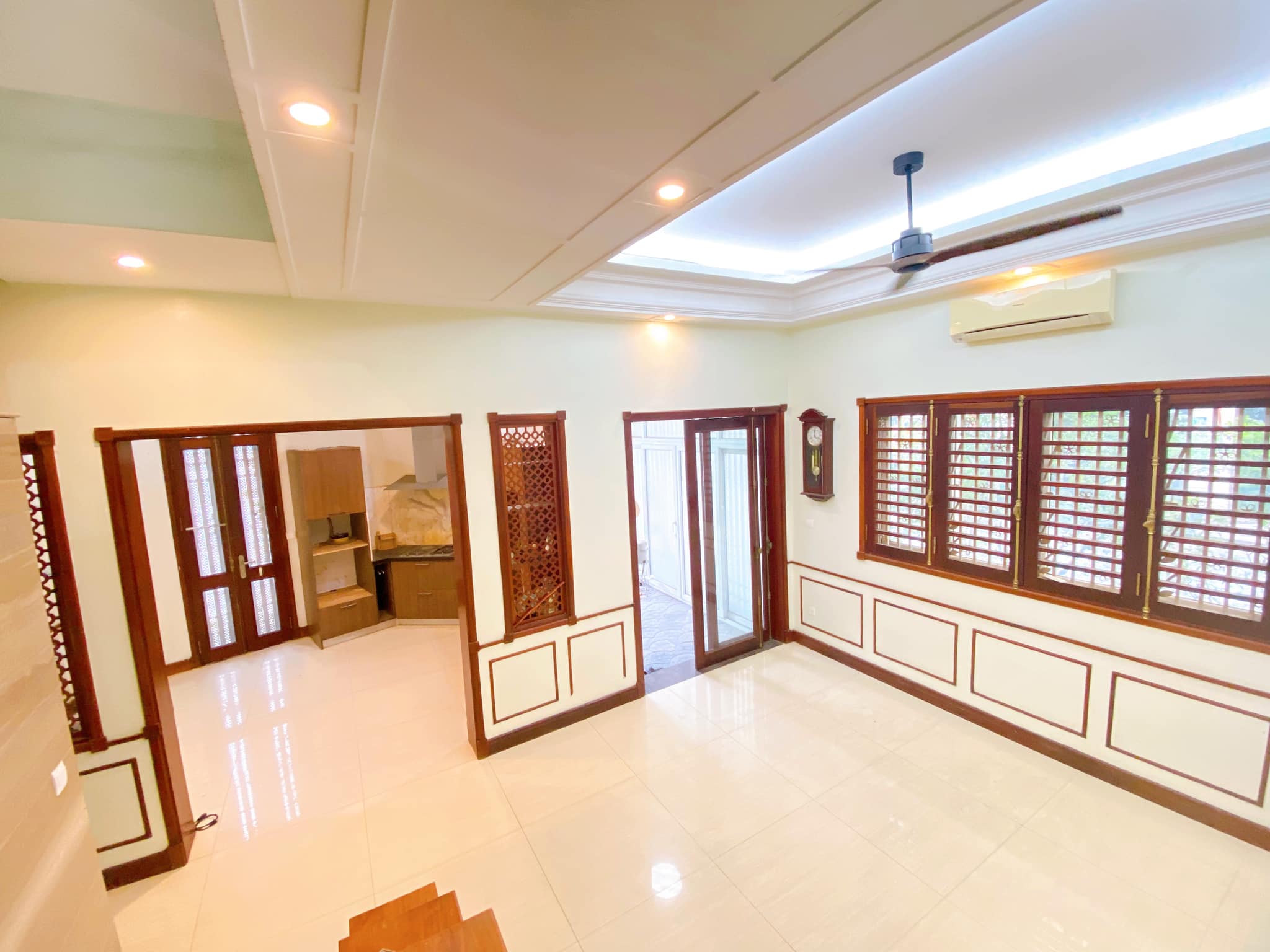 Hàng hiếm, Ngõ 193 Trung Kính, lô góc, 2 ô tô tránh, vỉa hè, KD cực đỉnh, DT 65m2, MT 6.8m, 15.2 tỷ