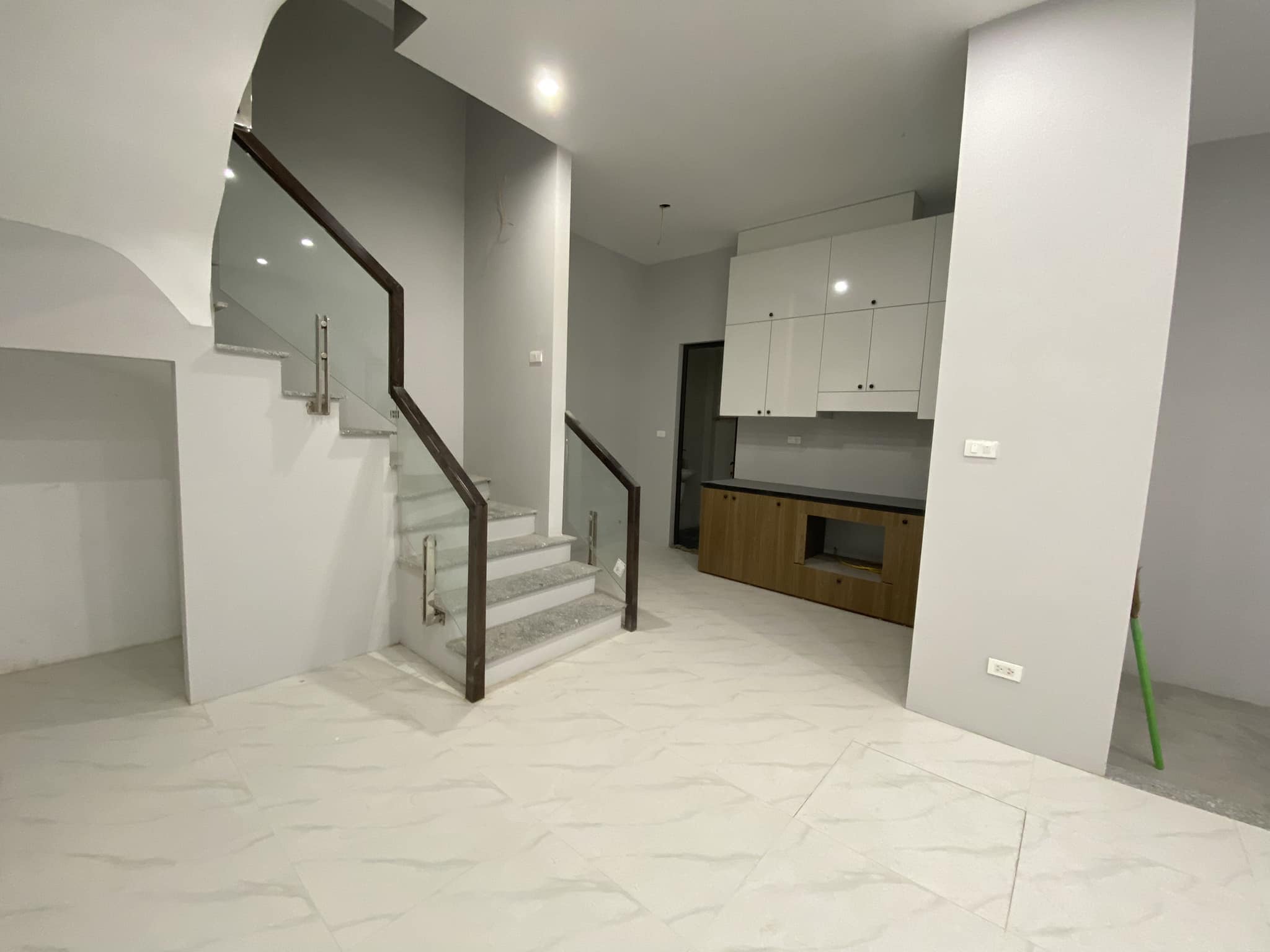 BÁN NHÀ LẠC LONG QUÂN-4.4 TỶ-45M2 5T MT 4M-Ô TÔ ĐỖ CỔNG,1P RA HỒ TÂY,GIẾNG TRỜI NHÀ CỰC THOÁNG