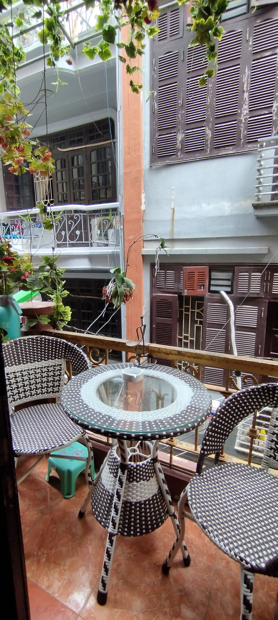 Trần Quốc Hoàn. 50m2 x 6T. MT 4,2m. Đất phân lô. Đường ô tô tránh nhau.