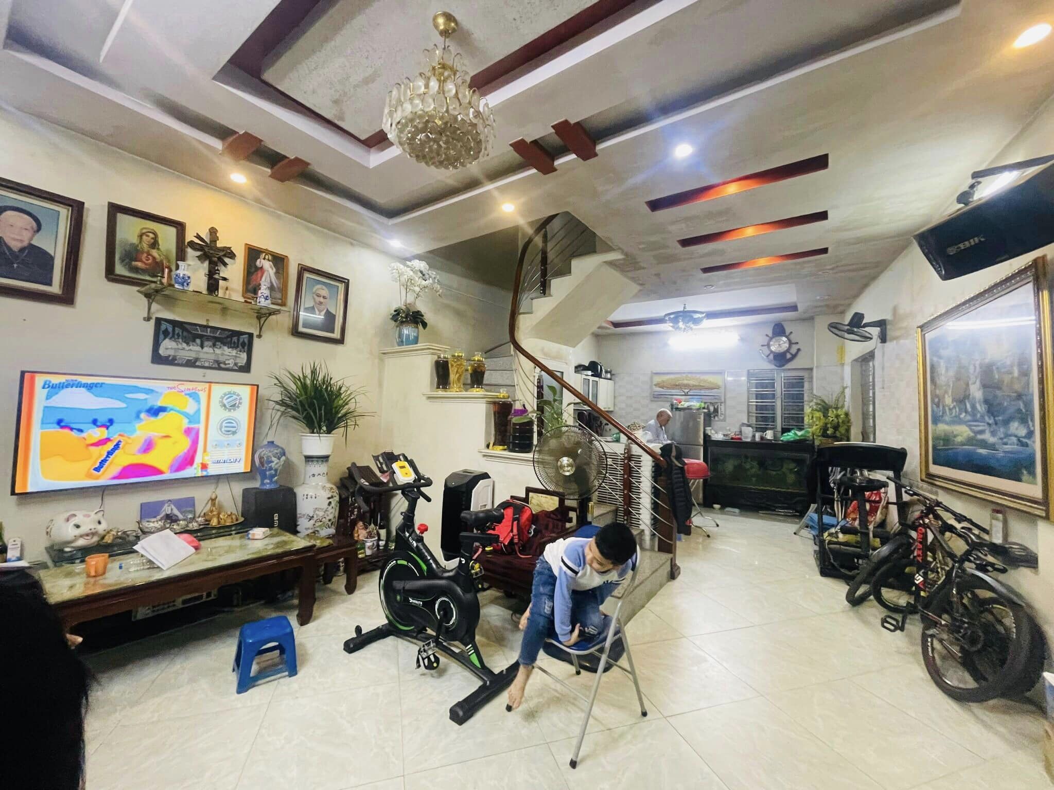 Bán nhà Cầu Giấy, kinh doanh dòng tiền, 20m ô tô, mới, nông, dt 50m, 4,2 tỷ