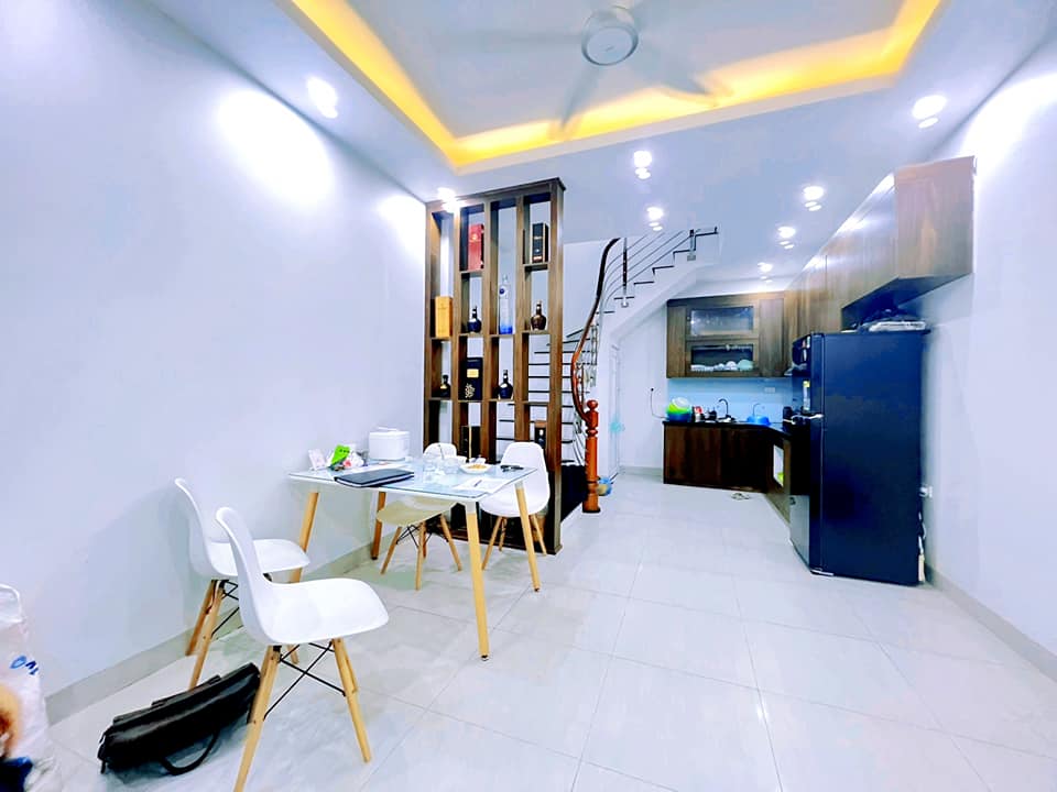 Bán nhà Dịch Vọng - Cầu Giấy, 10m ô tô, chắc chắn, thoáng, dt 50m, 4.4 tỷ