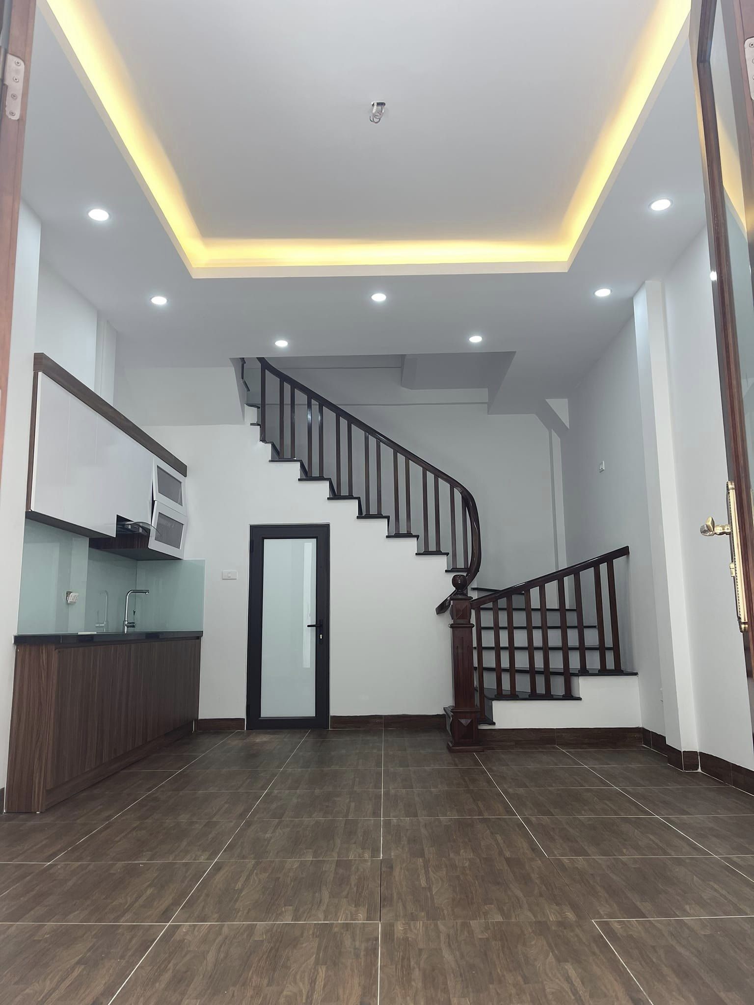 Bán nhà Nguyễn Khang - Cầu Giấy vị trí đẹp, 50m ô tô, nông, nhà mới ở luôn, 35m giá 3.8 tỷ