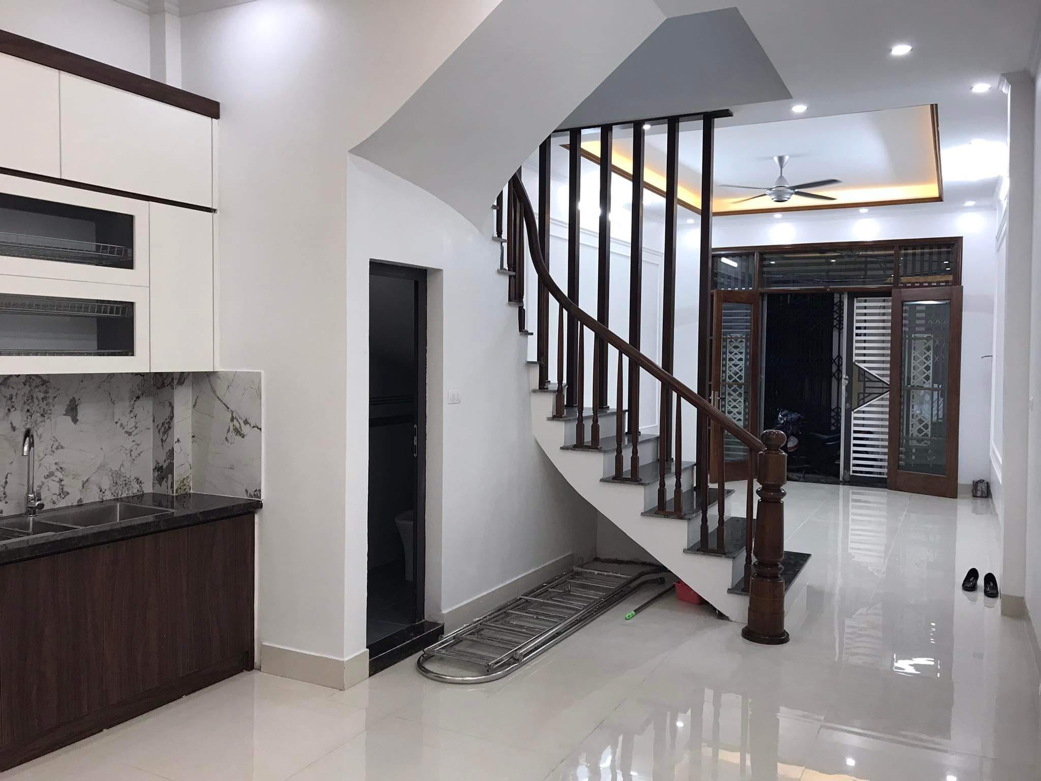 Dòng tiền cực hot! Bán nhà Dương Quảng Hàm - Cầu Giấy, 20m ô tô, thoáng, nông, dt 50m, 4,5 tỷ