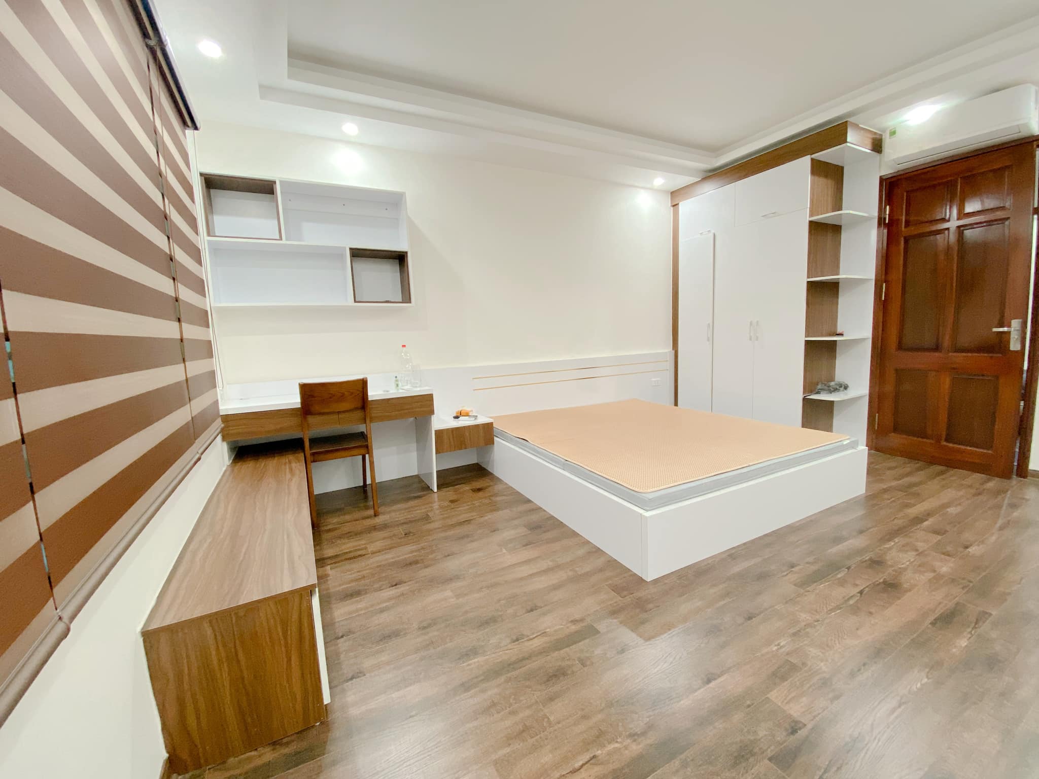 Bán nhà phố Cầu Giấy, chắc chắn, 10m ô tô, 50m bãi ô tô, nông, thoáng, dt 45m, 4,5 tỷ