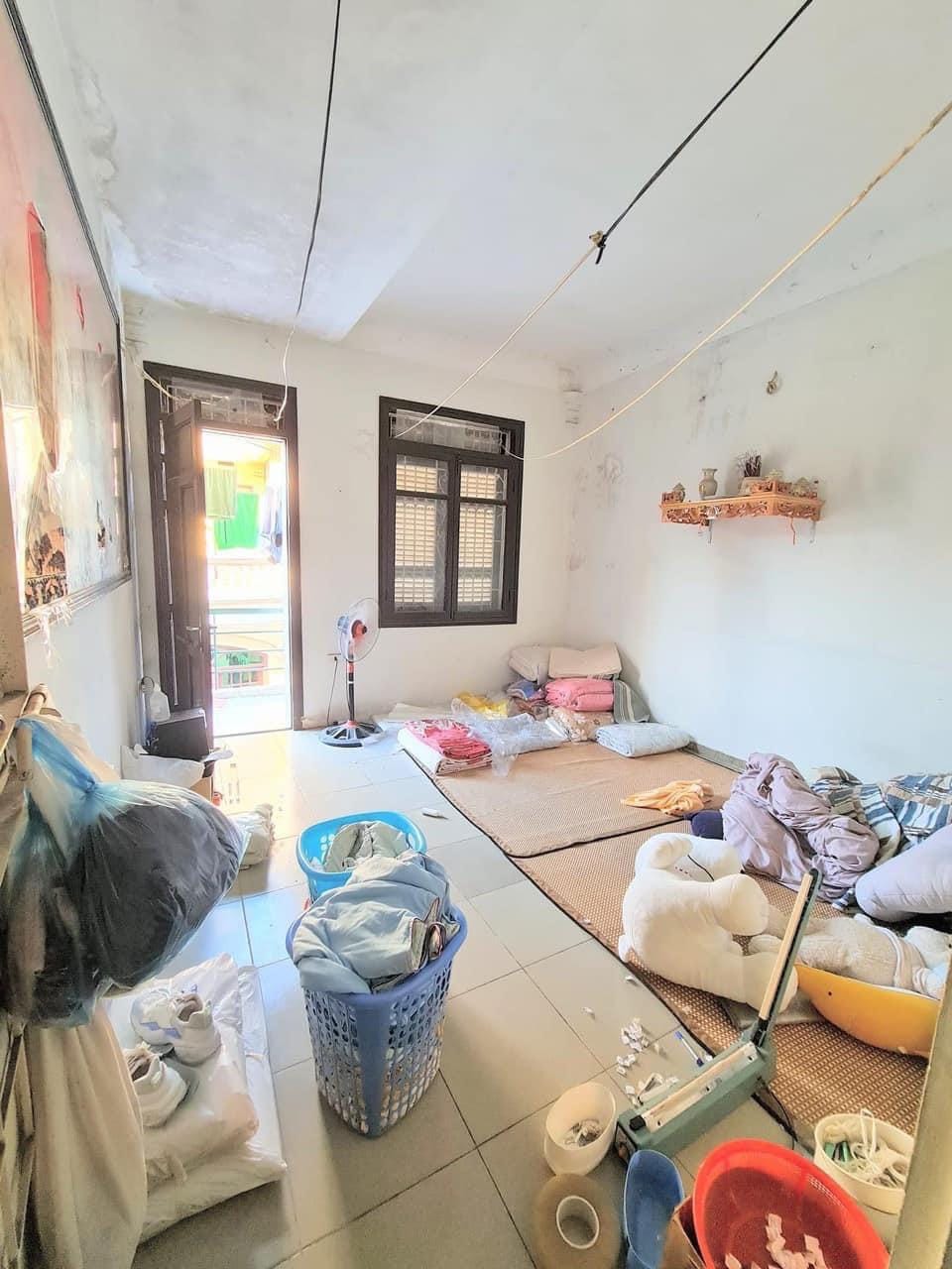 Bán nhà ngõ rộng - Phố 8/3 (Q. Hai Bà Trưng). DT 54 m2. 4 T. MT 4 m . SĐCC. Giá 10,5 Tỷ.