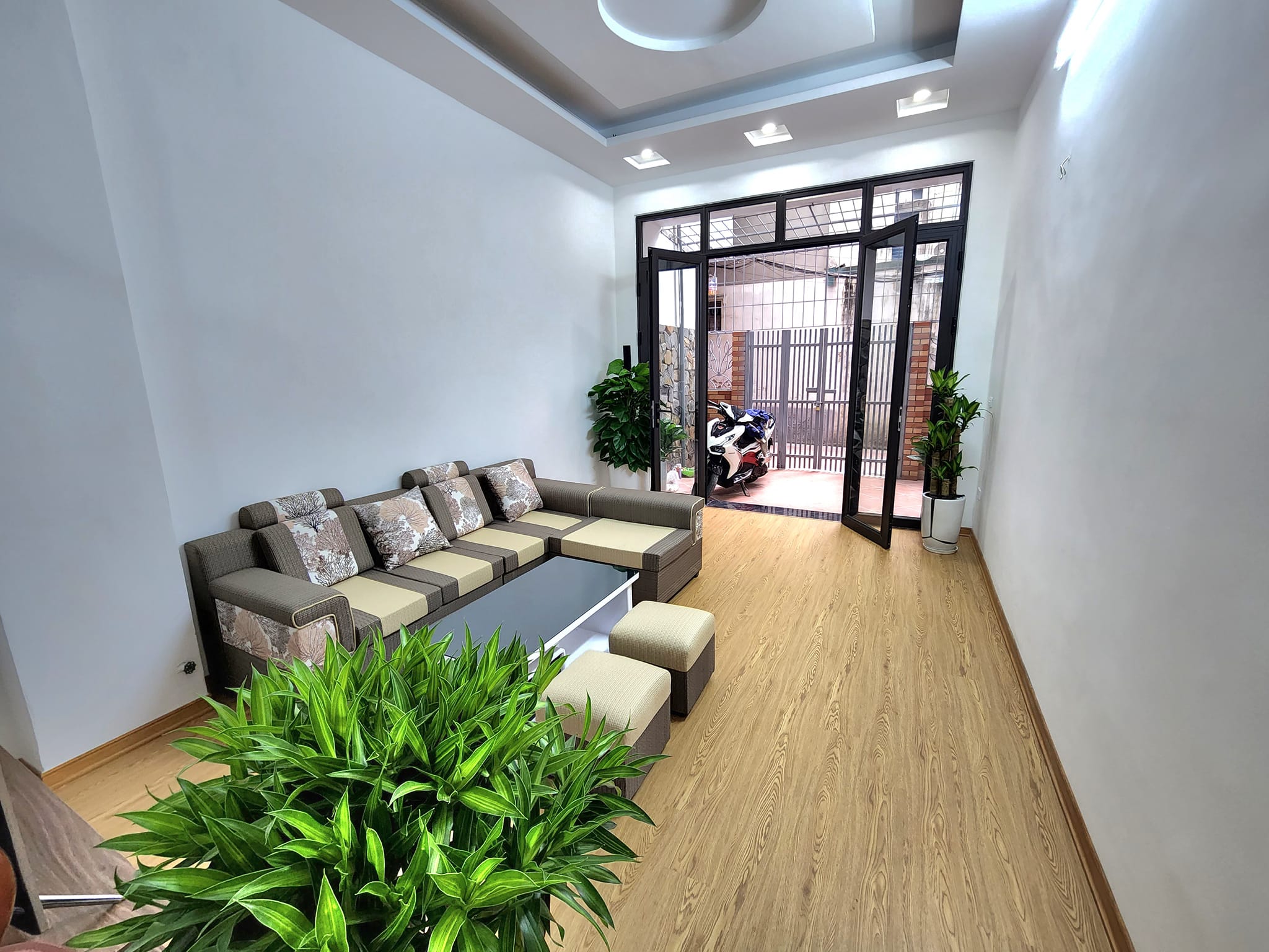 Hot! Bán nhà Nguyễn Đình Hoàn - Cầu Giấy, lô góc, thoáng, 10m ô tô, dt 40m, 4,5 tỷ