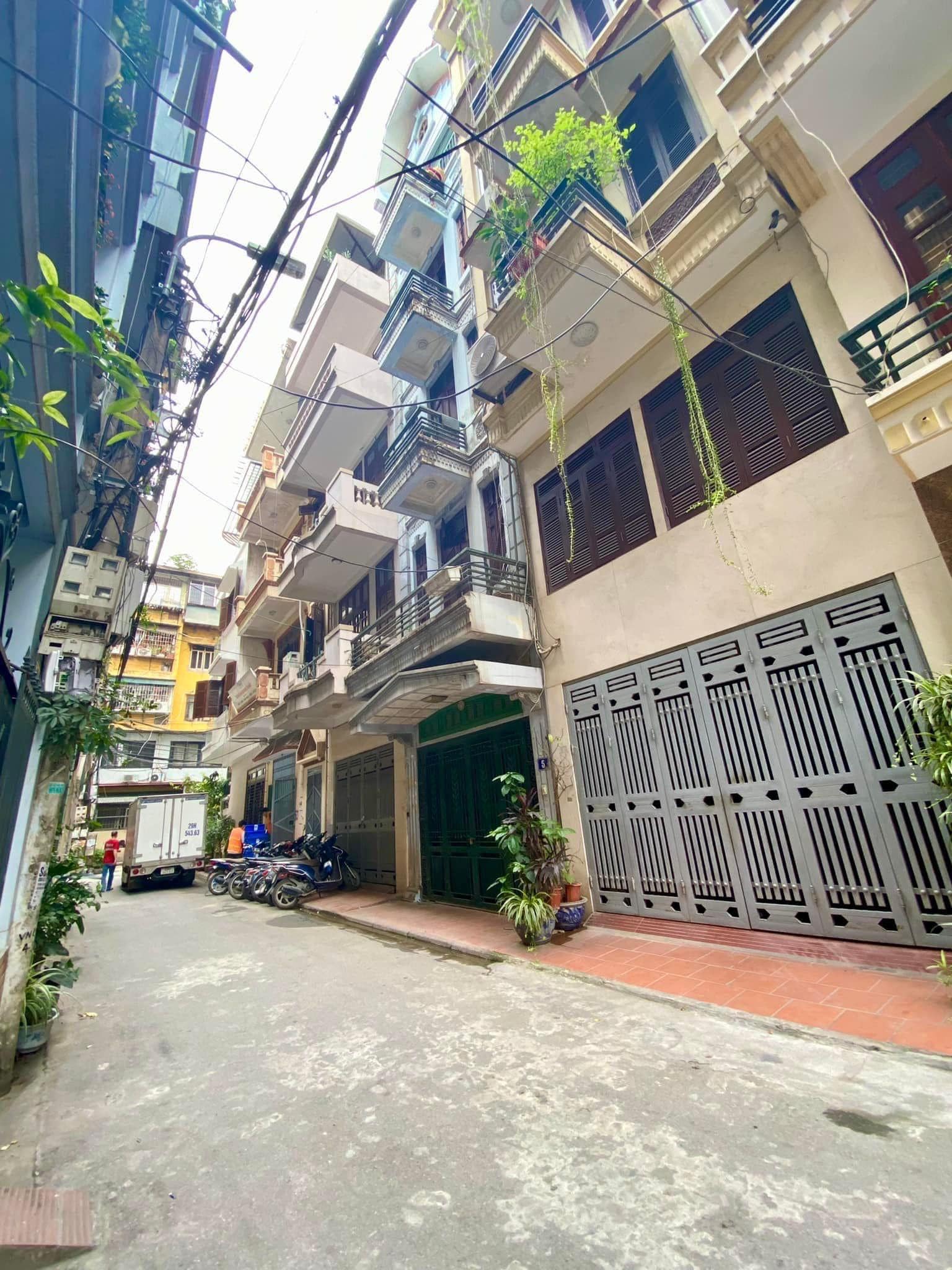 Cần bán nhà riêng Trần Quốc Hoàn, Cầu Giấy. Gara- ôtô tránh. DT 51m2*5T. Giá 12,5tỷ.