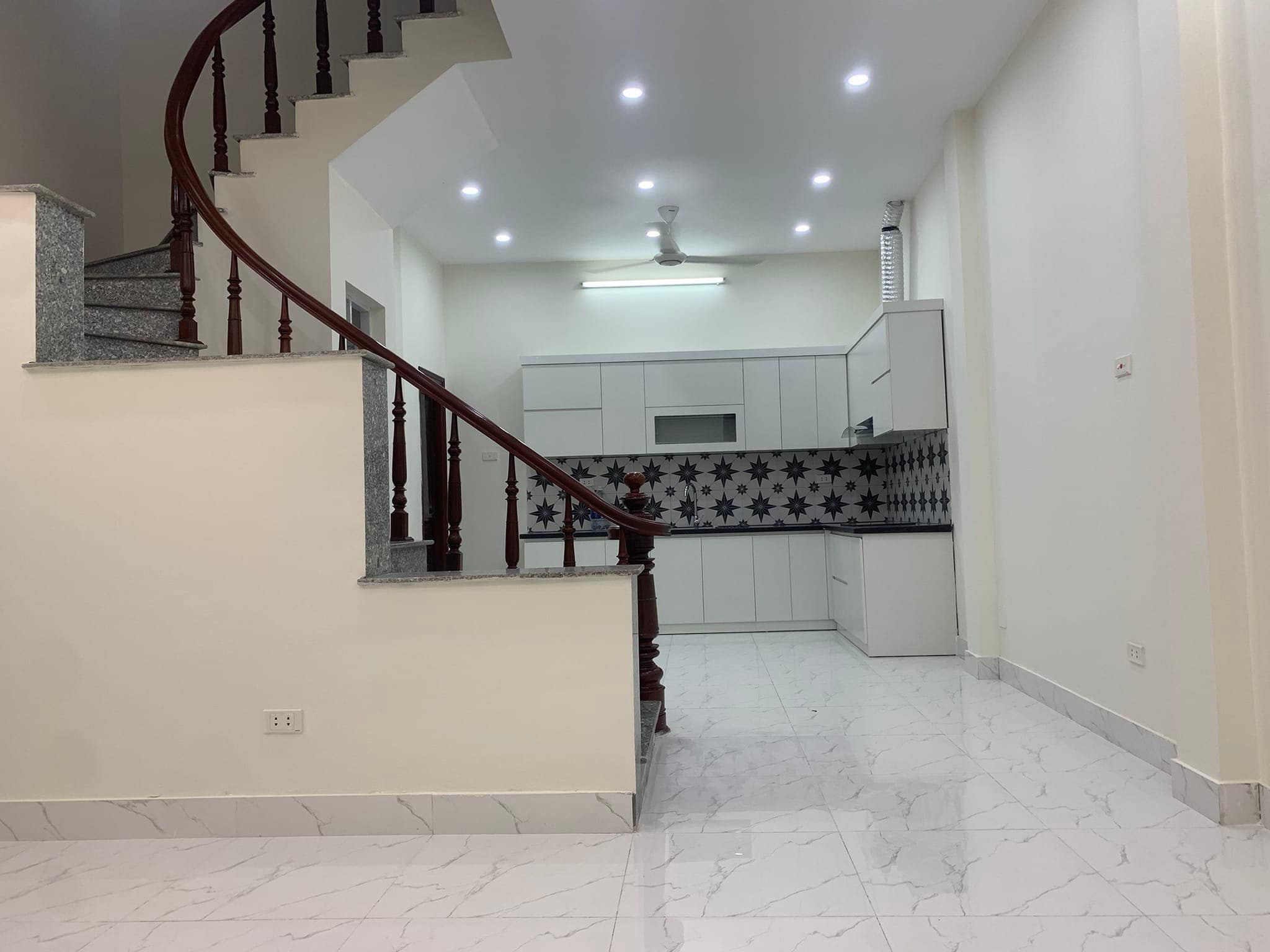 Nhà đẹp Việt Hưng, Long Biên, 46m2 x 3t, mt 5m 3 tỷ