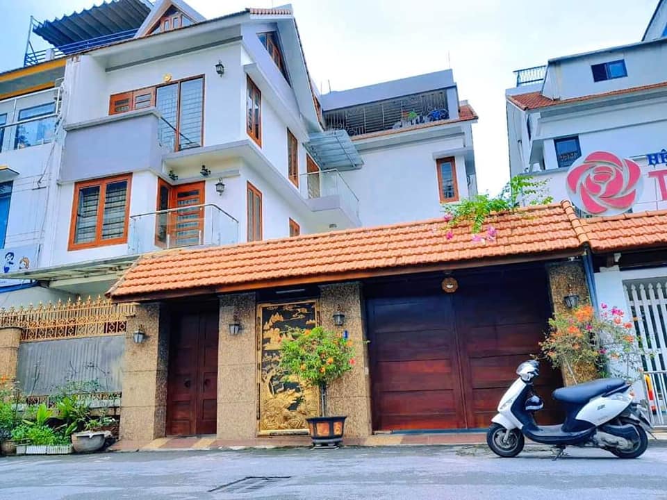 BÁN BIỆT THỰ VIP BAO BIỂN TRẦN QUỐC NGHIỄN, HẠ LONG - VỈA HÈ RỘNG - VIEW VƯỜN HOA - 20M RA HỒ - Ở SƯỚNG - TẶNG FULL NỘI THẤT