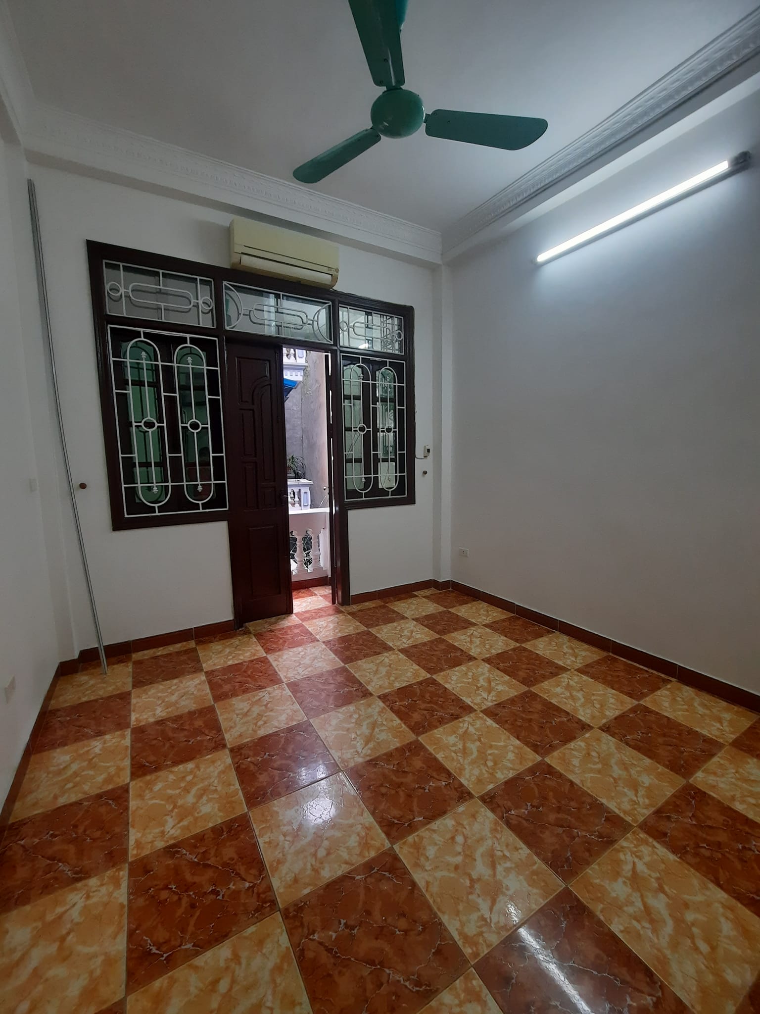 Bán nhà Nguyễn Khang, Cầu Giấy, 35m2 x 4 tầng, ngõ rộng, nhiều phòng, an sinh đỉnh, giá 4.25 tỷ