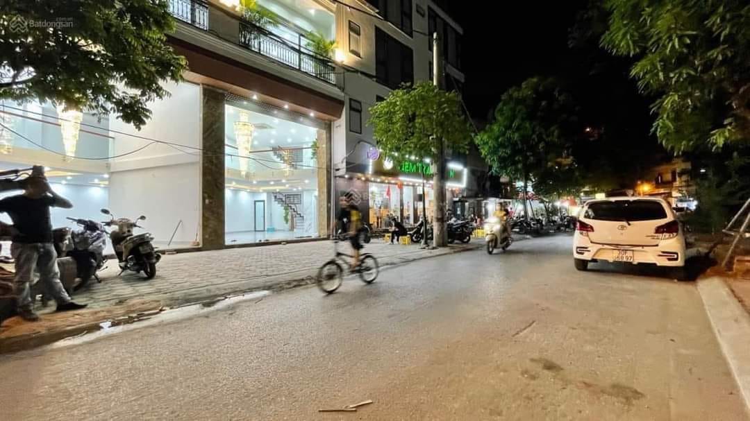 TÒA NHÀ VĂN PHÒNG - NHIỀU Ô TÔ TRÁNH - THANG MÁY - VỈA HÈ CỰC RỘNG. 20 TỶ