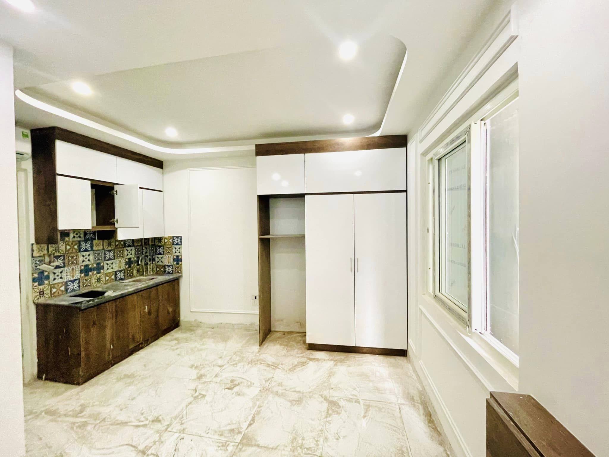 Chính chủ bán gấp nhà Nguyễn Chí Thanh, Đống Đa, ô tô đỗ cổng, 50m², 5 tầng, giá 6.3 tỷ.