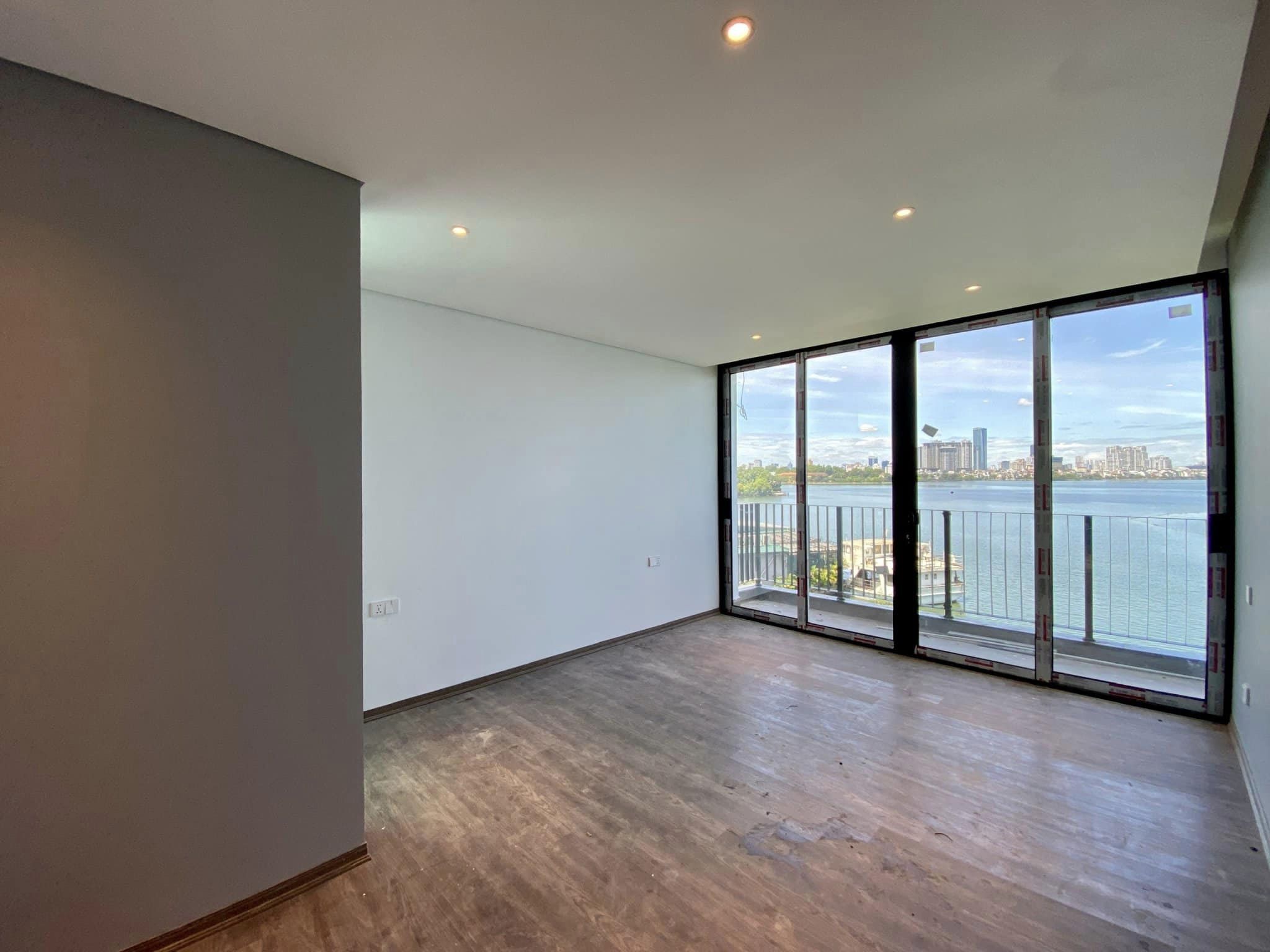 Bán tòa nhà hạng sang mặt phố Yên Hoa, view Hồ Tây, DT 90m2, 7 tầng thang máy, 57 tỷ