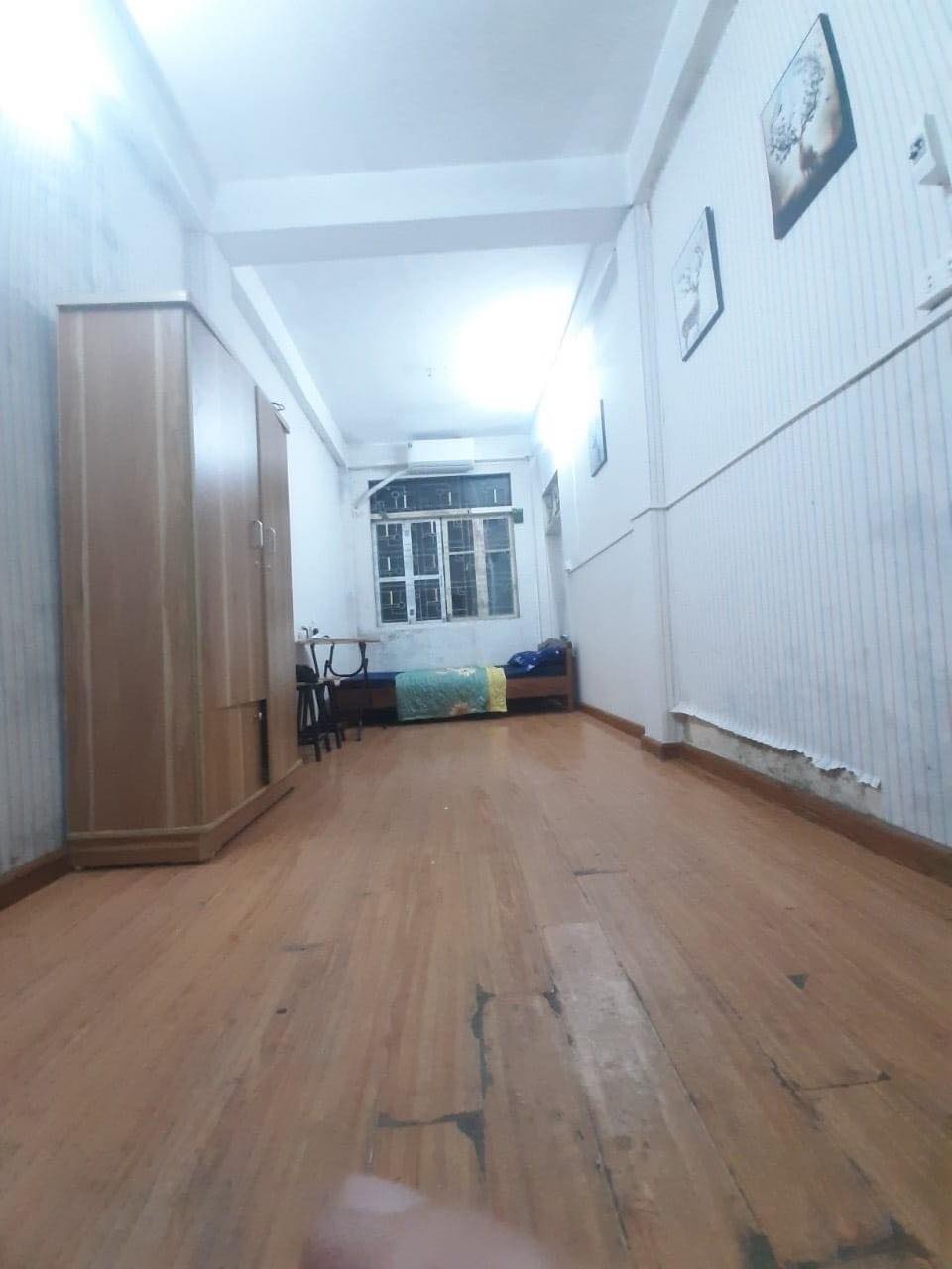 Cho thuê nhà mặt ngõ - Lý Nam Đế ( Q.Hoàn Kiếm ). DT 27 m2. 5T. MT 3 m. Giá 18 triệu / tháng.