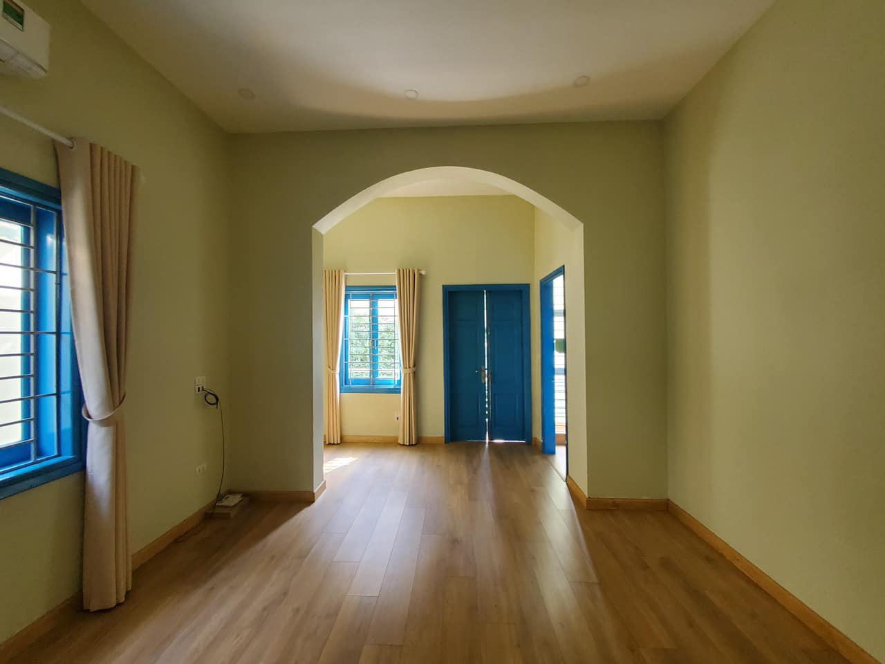 Mặt ngõ Lạc Long Quân 220m2x4T, ngõ thông Trịnh Công Sơn, gần phố gần hồ, 29.5 tỷ