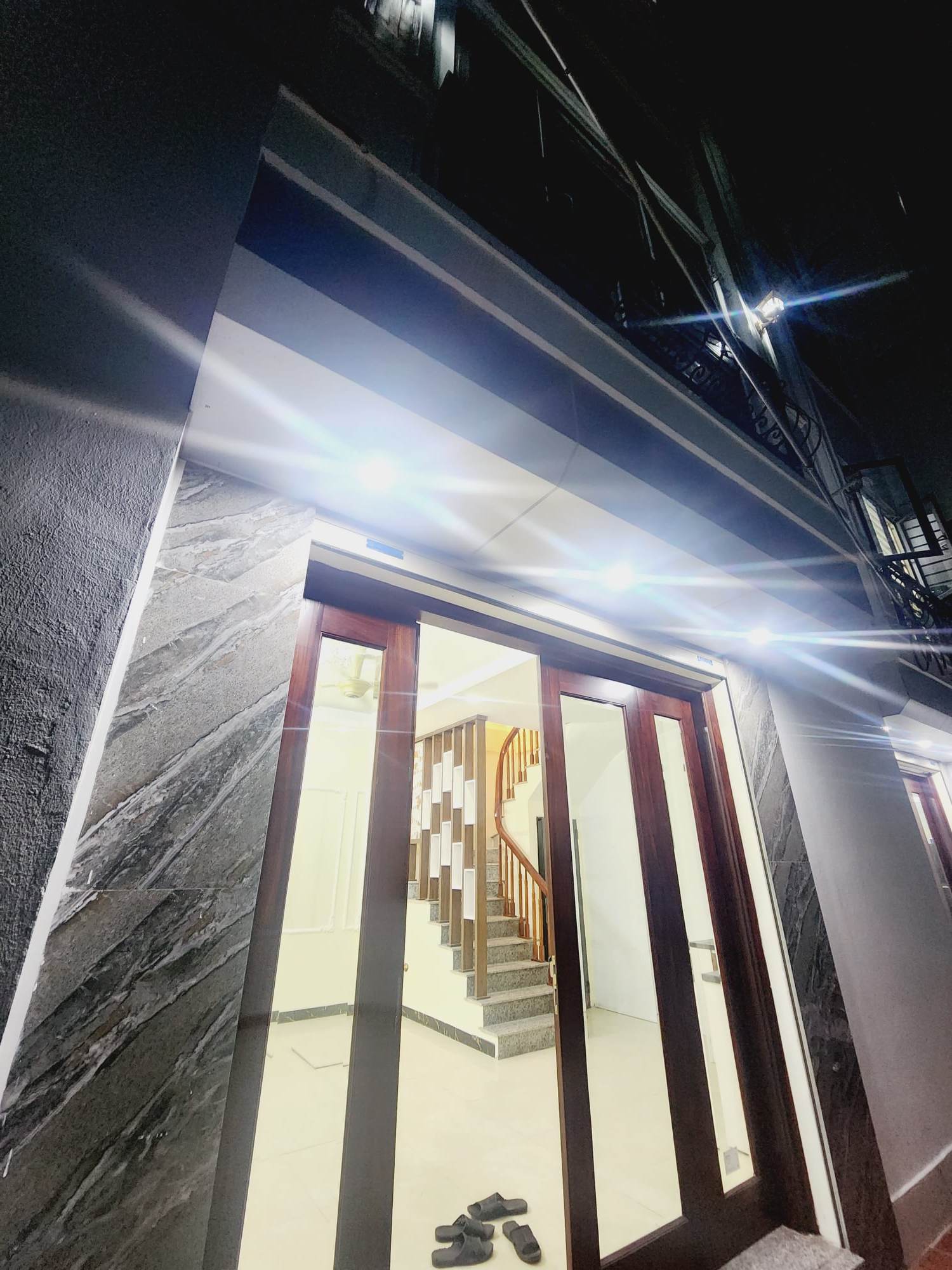 BÁN NHÀ 2 THOÁNG Ở NGAY - ĐƯỜNG Ô TÔ VÀO - NHÀ ĐẸP LUNG LINH