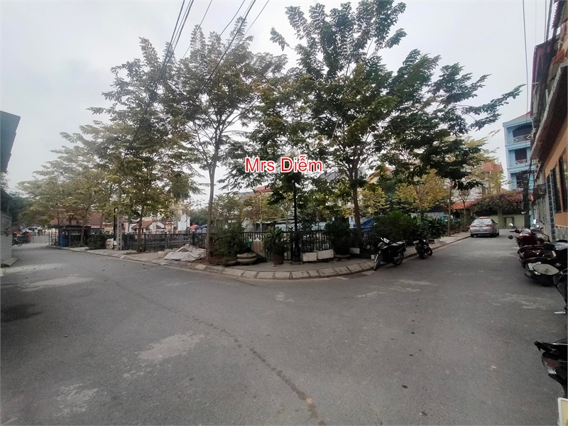 Giá chào 2 tỷ 610, Mrs Diễm cần bán 45m đất lô góc gần chợ Xuân Canh, Đông Anh