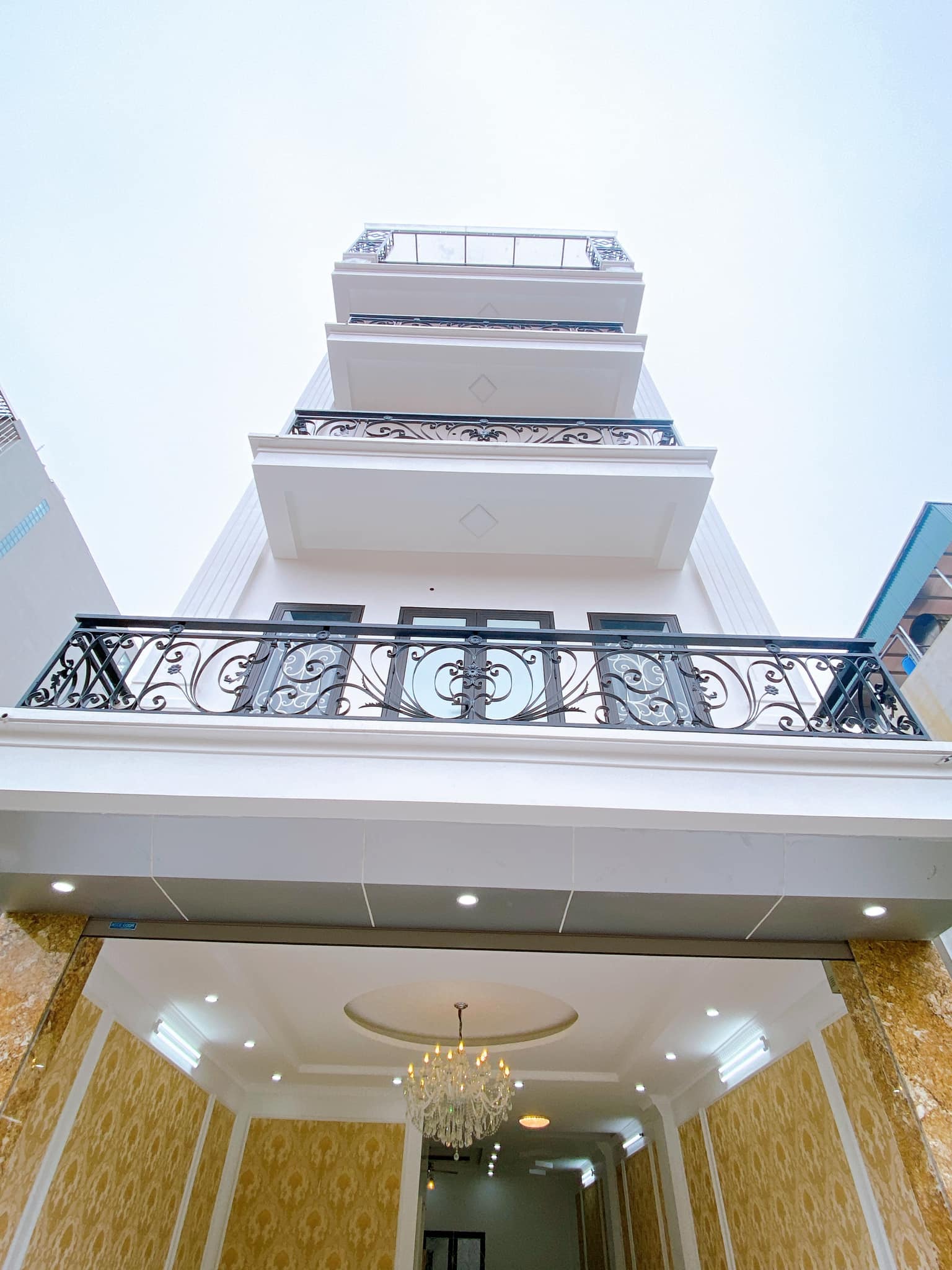 NHÀ ĐẸP GIANG BIÊN - PHÂN LÔ VIP - Ô TÔ TRÁNH - GARA - 5 TẦNG - THANG MÁY - NHỈNH 12 TỶ