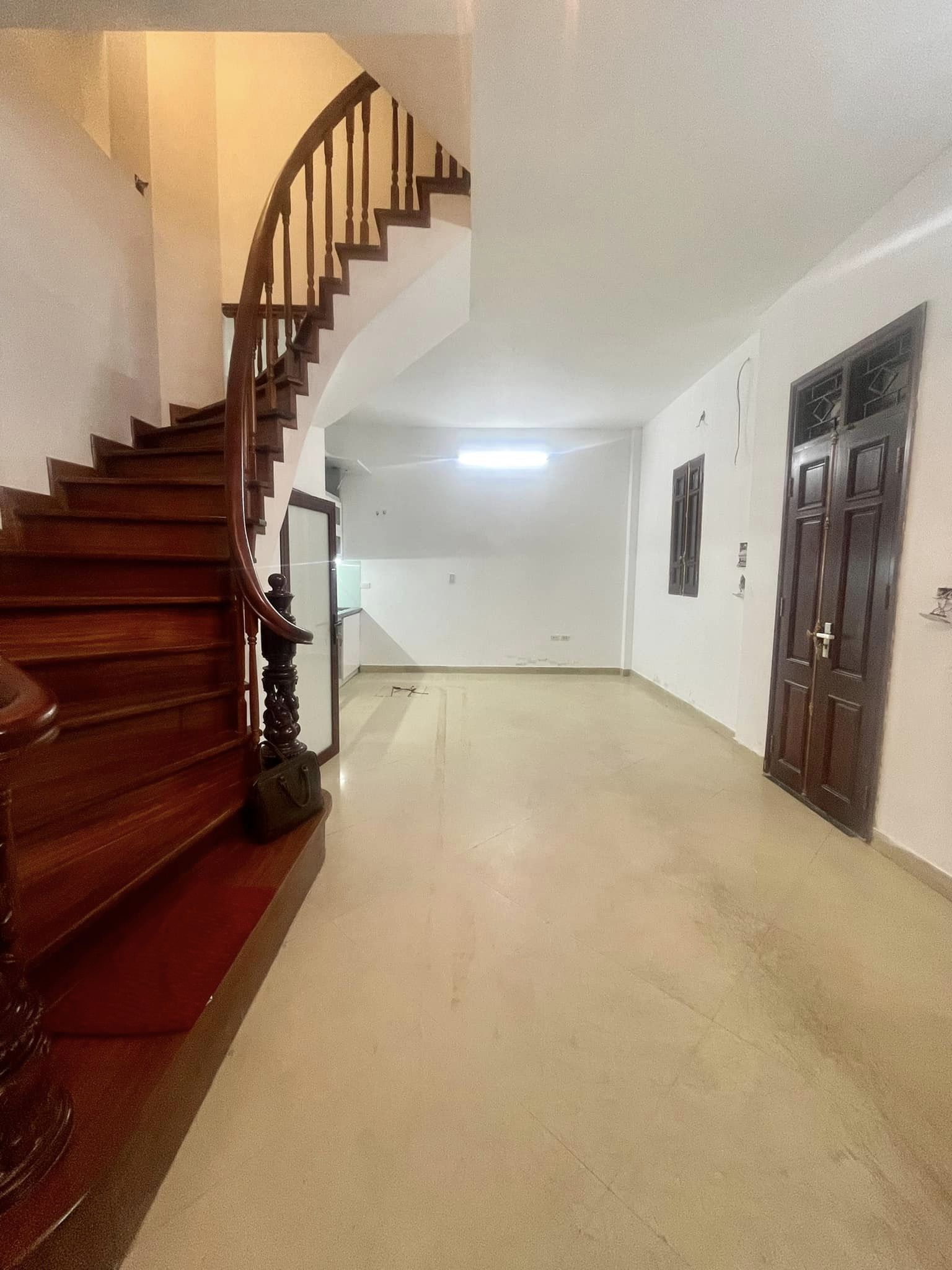 Nhà Chùa Láng mới đẹp 5 tầng ô tô đỗ cửa, kinh doanh đỉnh