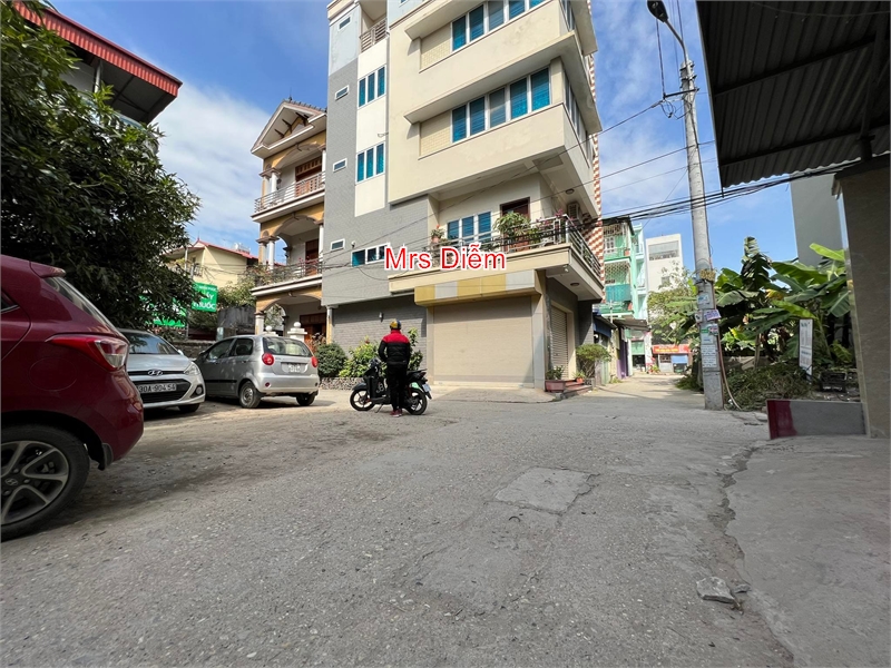 Nhỉnh 5 tỷ, Mrs Diễm cần bán nhà 3 tâng gỗ quý ngay tại khu trung tâm chợ Kim, Đông ANh