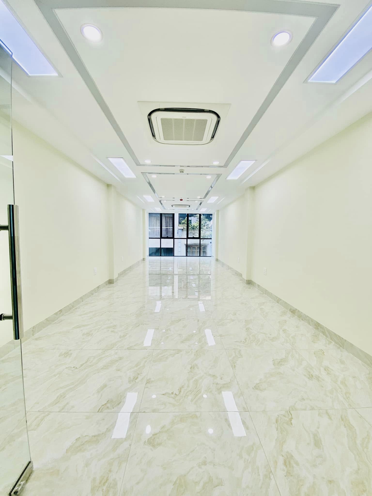 Cực hiếm Nguyễn Chánh, Cầu Giấy, Phân Lô, Vỉa hè, Ôtô tránh, Thang máy, DT 70m2, 24.8 tỷ