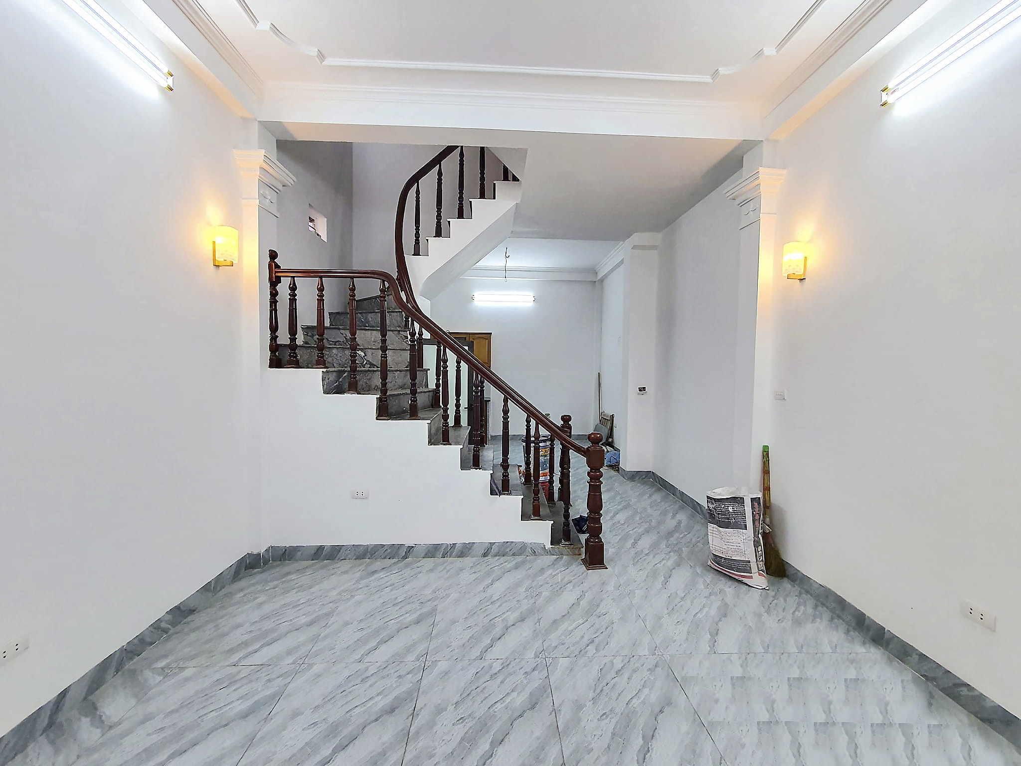 Tam Trinh, Hoàng Mai. NHÀ MỚI Ở NGAY - lô góc, gần phố, ngõ nông rộng 36mx5T 4.3 4.1 Tỷ