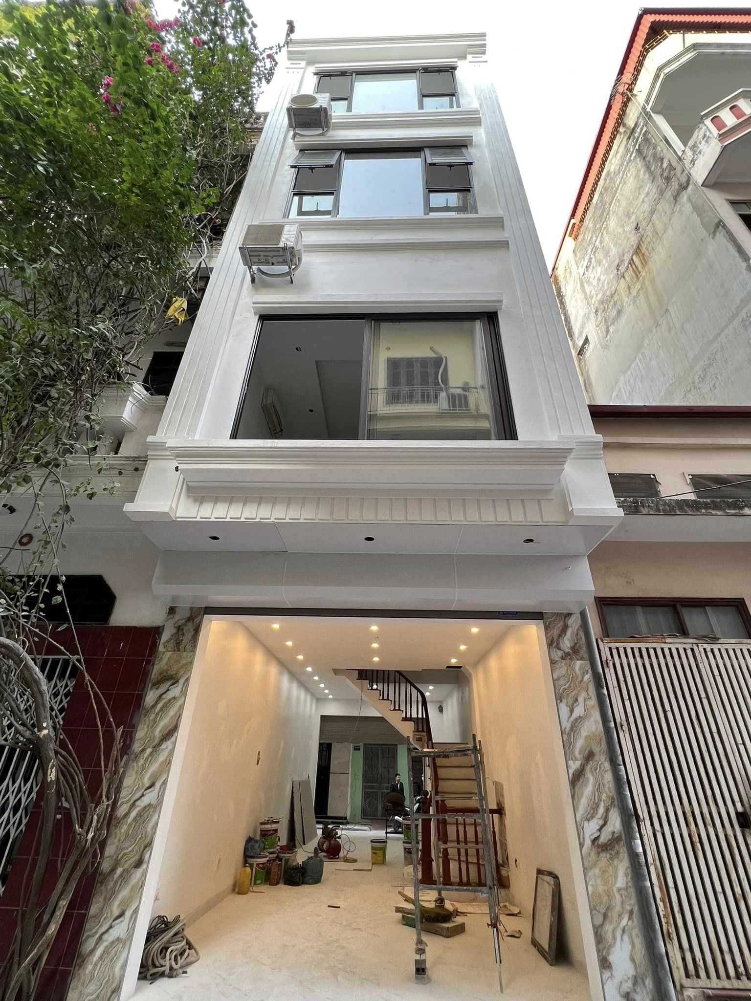 BÁN NHÀ PHỐ TRẦN QUỐC HOÀN, QUẬN CẦU GIẤY DT 40/48 M2 4 TẦNG MT 4M. GIÁ 10 TỶ NHÀ MỚI ĐẸP PHÂN LÔ ĐH SƯ PHẠM HAI MẶT Ô TÔ TRÁNH KINH DOANH ĐỈNH CAO Ở ĐẲNG CẤP