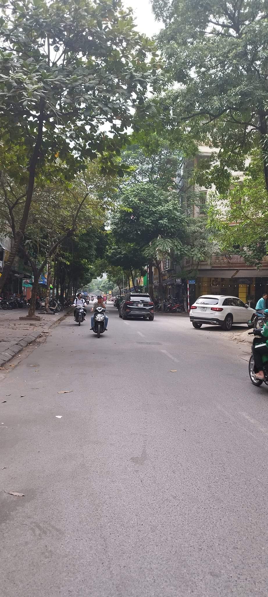 Siêu phẩm Đất mặt phố Dương Khuê, Cầu Giấy, Vỉa Hè, Ôtô tránh, KD đẳng cấp, DT 50m2, 17 tỷ