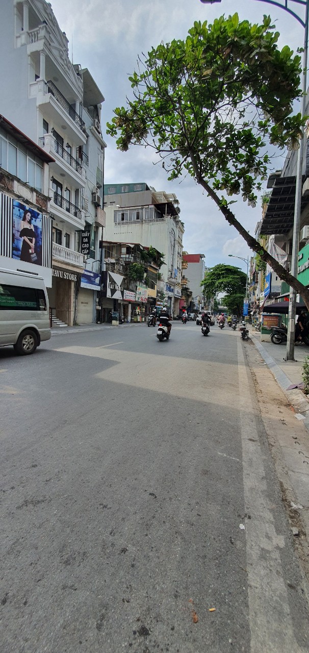 PHẢI THẬT NHANH. Bán nhà Hai Bà Trưng, lô góc, 35m x 3 tầng, lô góc, ngõ 3 gác, ngay ngã tư Phố Huế, giá chỉ 2.4 tỷ