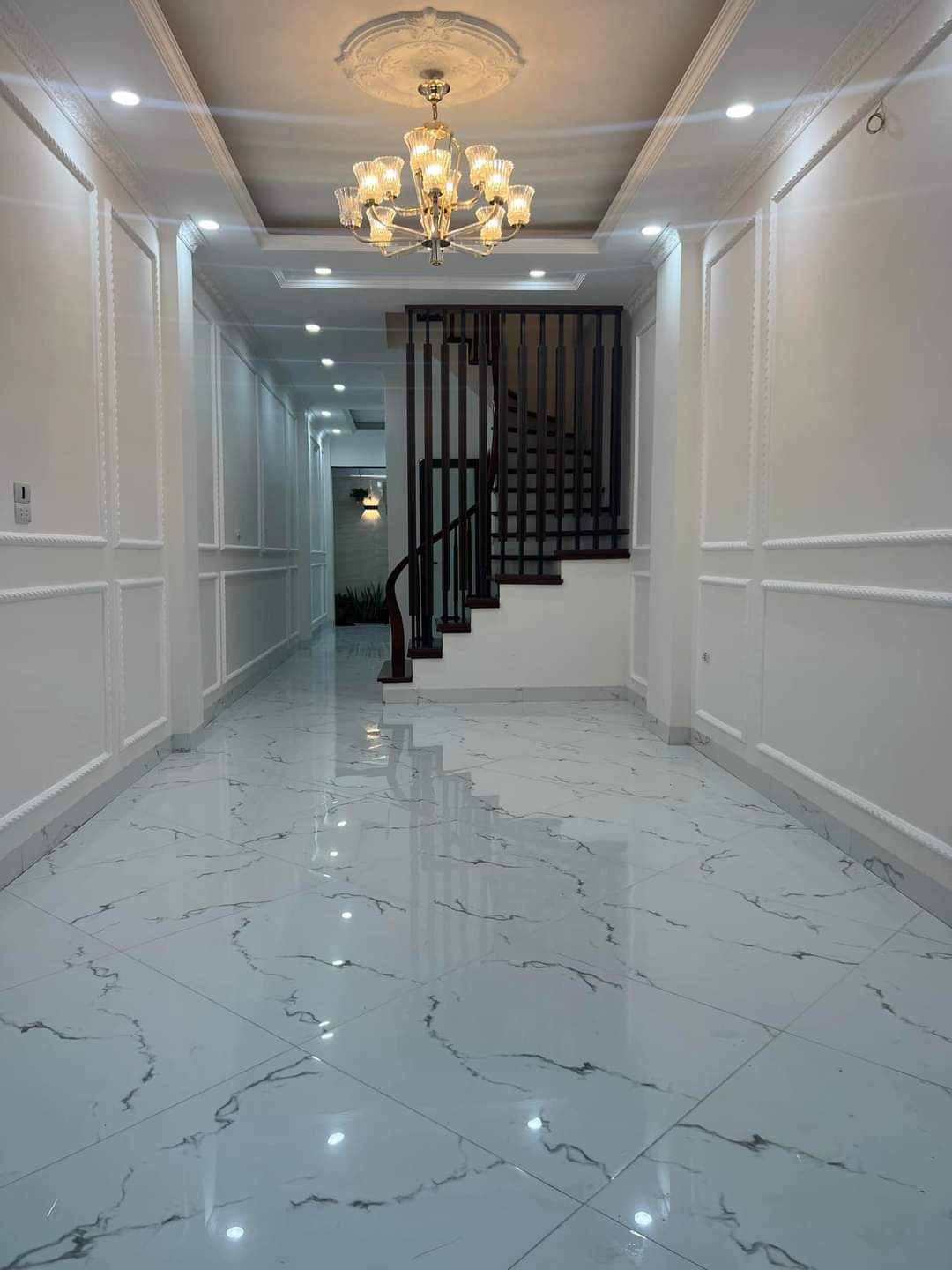 BÁN NHÀ NGÕ THÁI THỊNH ĐỐNG ĐA THANG MÁY, ÔTÔ ĐỖ CỬA, NGÕ THÔNG TỨ TUNG.