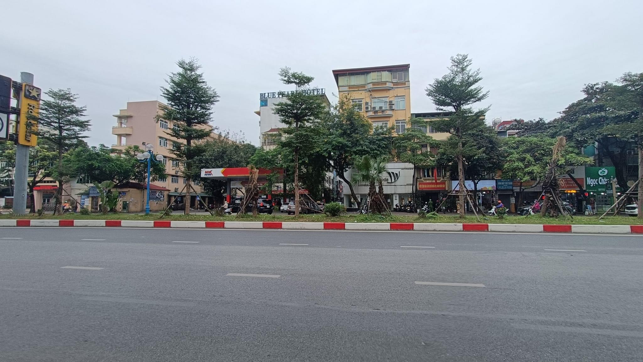 Bán nhà MP Hoàng Quốc Việt - Cầu Giấy 640m2, 2 tầng, MT 30m, cho thuê 400tr/ tháng