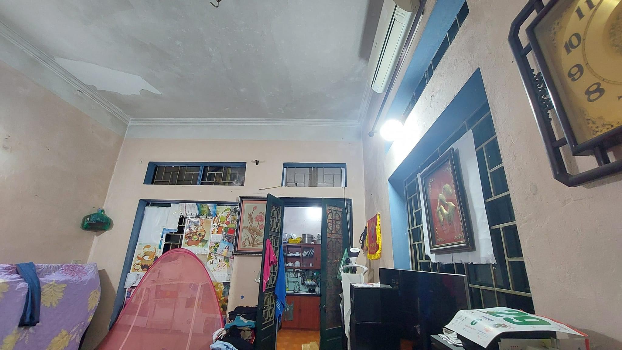 Bán nhà phố Nguyễn Khánh Toàn, thoáng tiện ích, gần oto tránh.