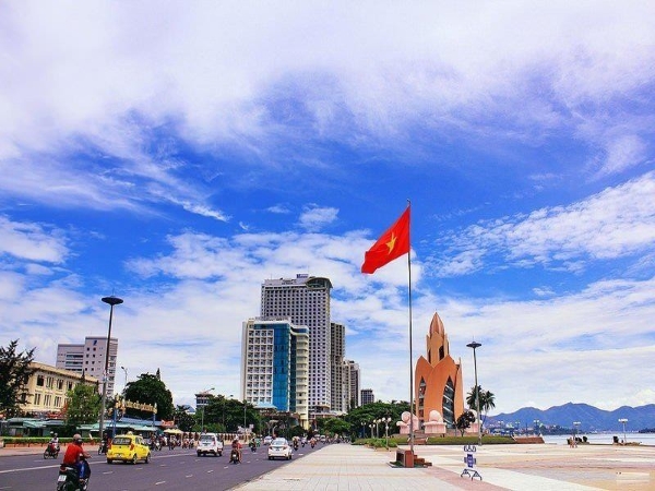 Quảng trường 2-4 ban-nha-mat-tien-ngo-gia-tu-5