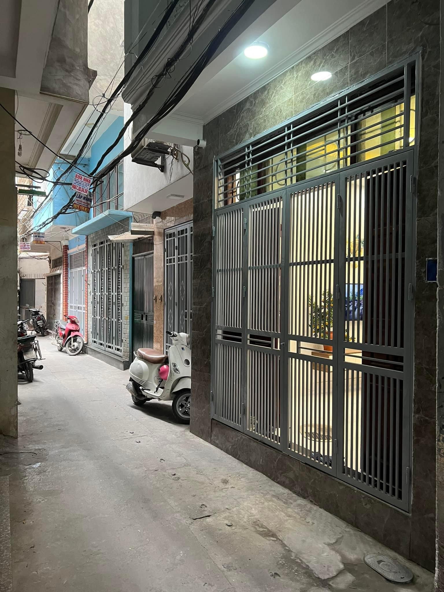 50m RA PHỐ - TRUNG TÂM QUẬN - SỔ VUÔNG ĐẸP - KINH DOANH NHỎ Ngõ 784 Bạch Đằng - Hai Bà Trưng Diện tích 28m, 5T, MT 3.4m ➡️2.95 tỷ