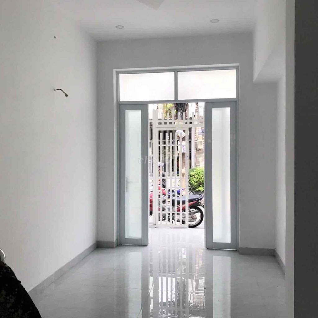 Cho thuê nhà nguyên căn HXH Đoàn Văn Bơ Quận 4.Dt 30m2 trệt lầu 1pn lớn .Giá 8tr